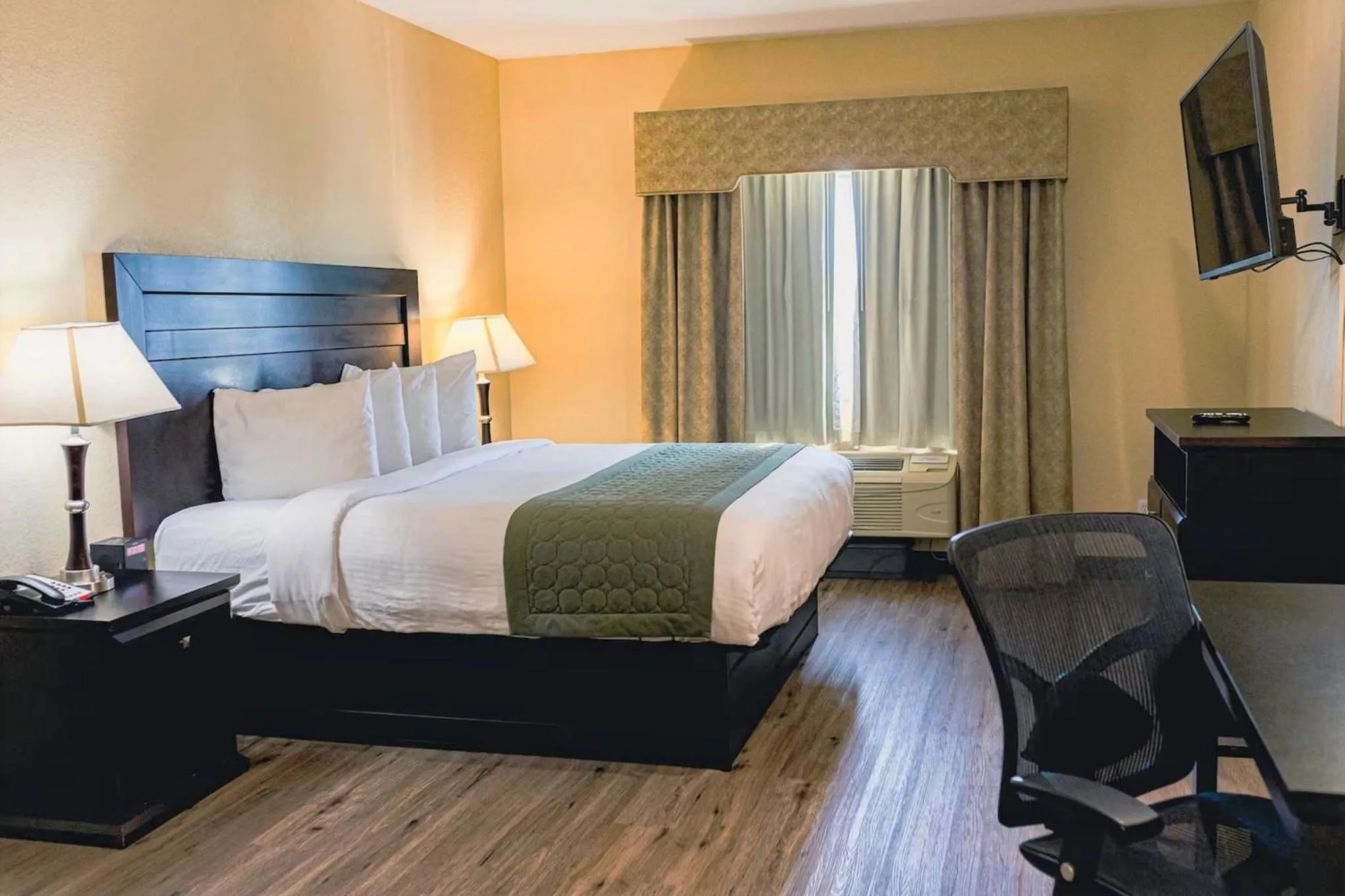 Photo of the whole room, Bed in Grander Inn & Suites by IHG
