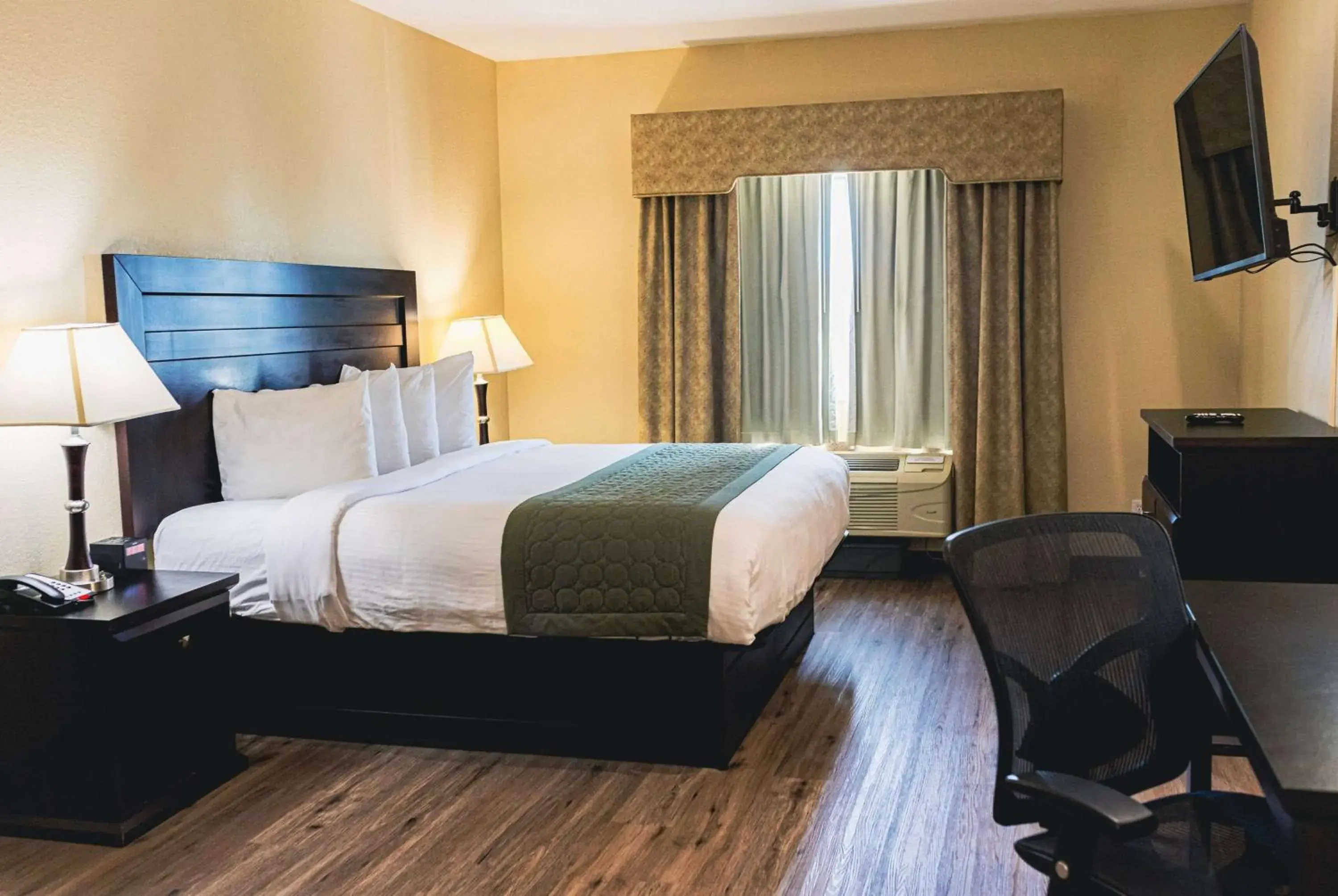 Photo of the whole room, Bed in Baymont by Wyndham Tyler Photo of the whole room, Bed in Baymont by Wyndham Tyler