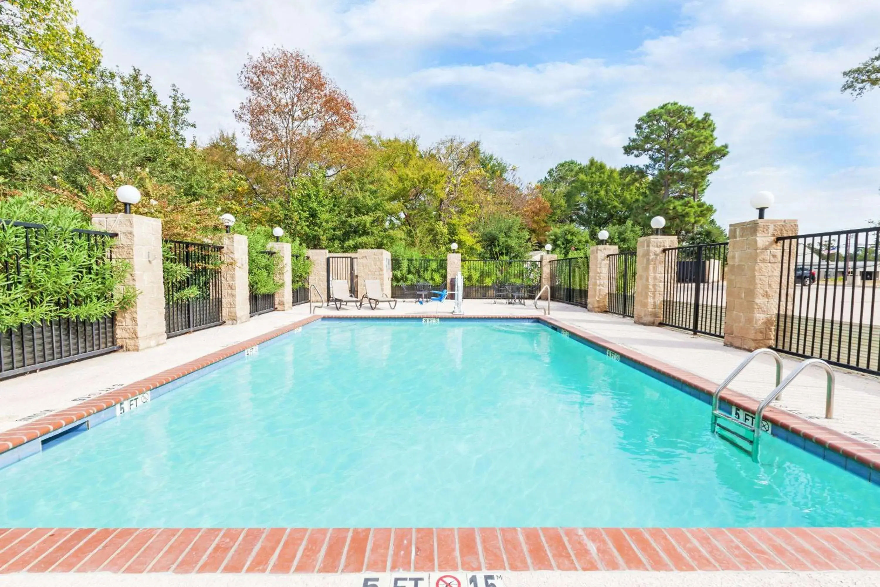 Pool view in Baymont by Wyndham Tyler Pool view in Baymont by Wyndham Tyler