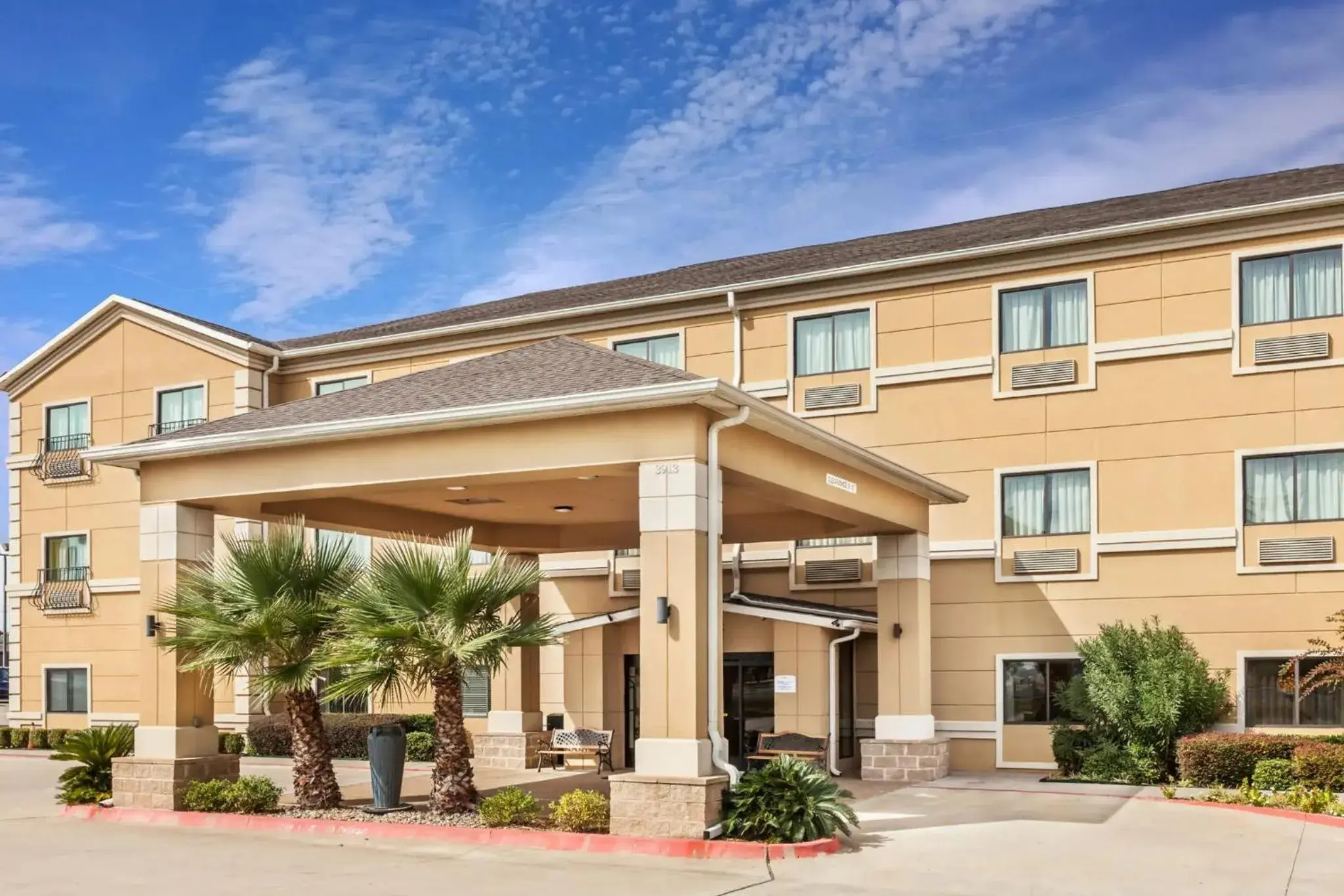 Property building in Grander Inn & Suites by IHG Property building in Grander Inn & Suites by IHG