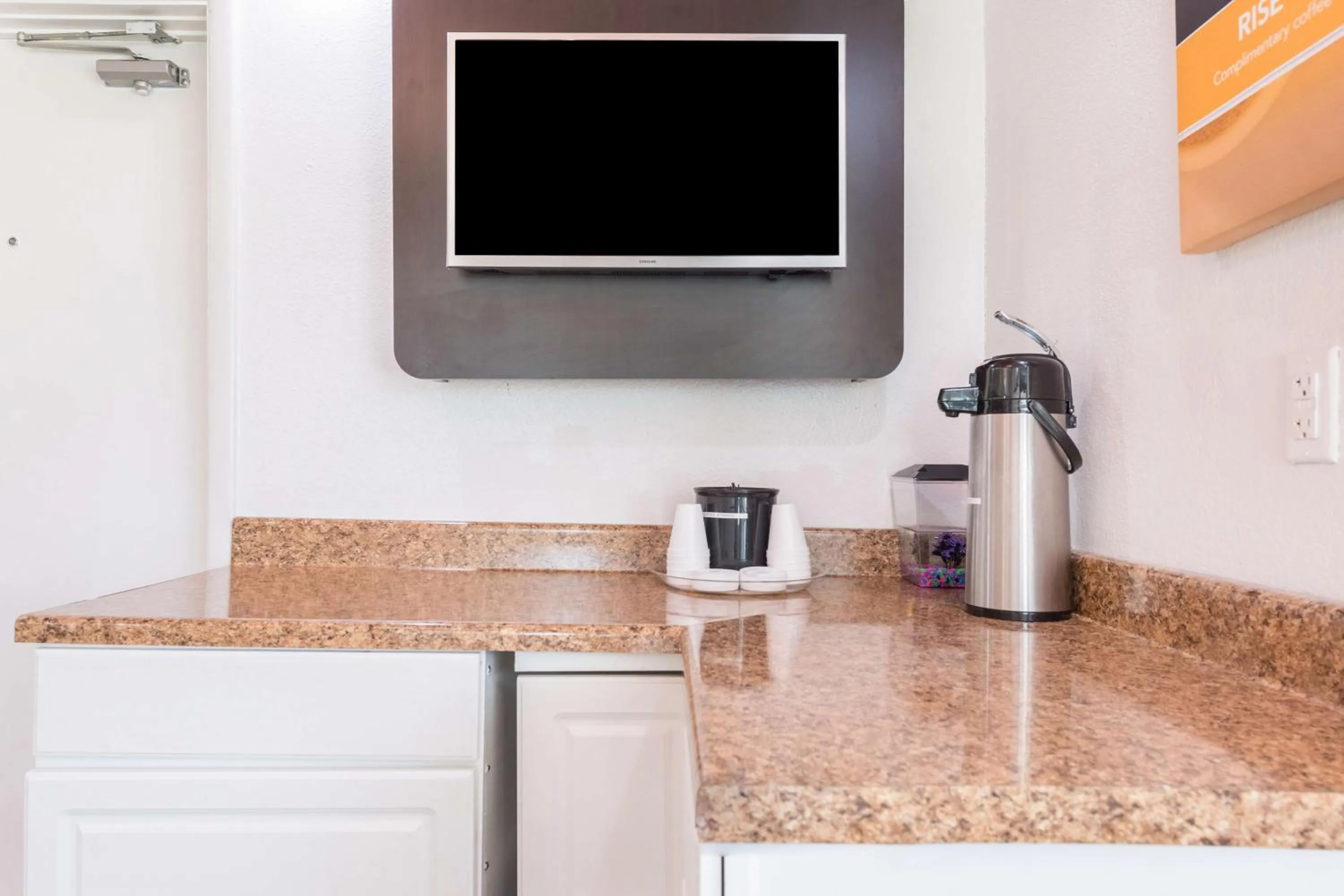 Restaurant/places to eat in Motel 6-Dayton, OH