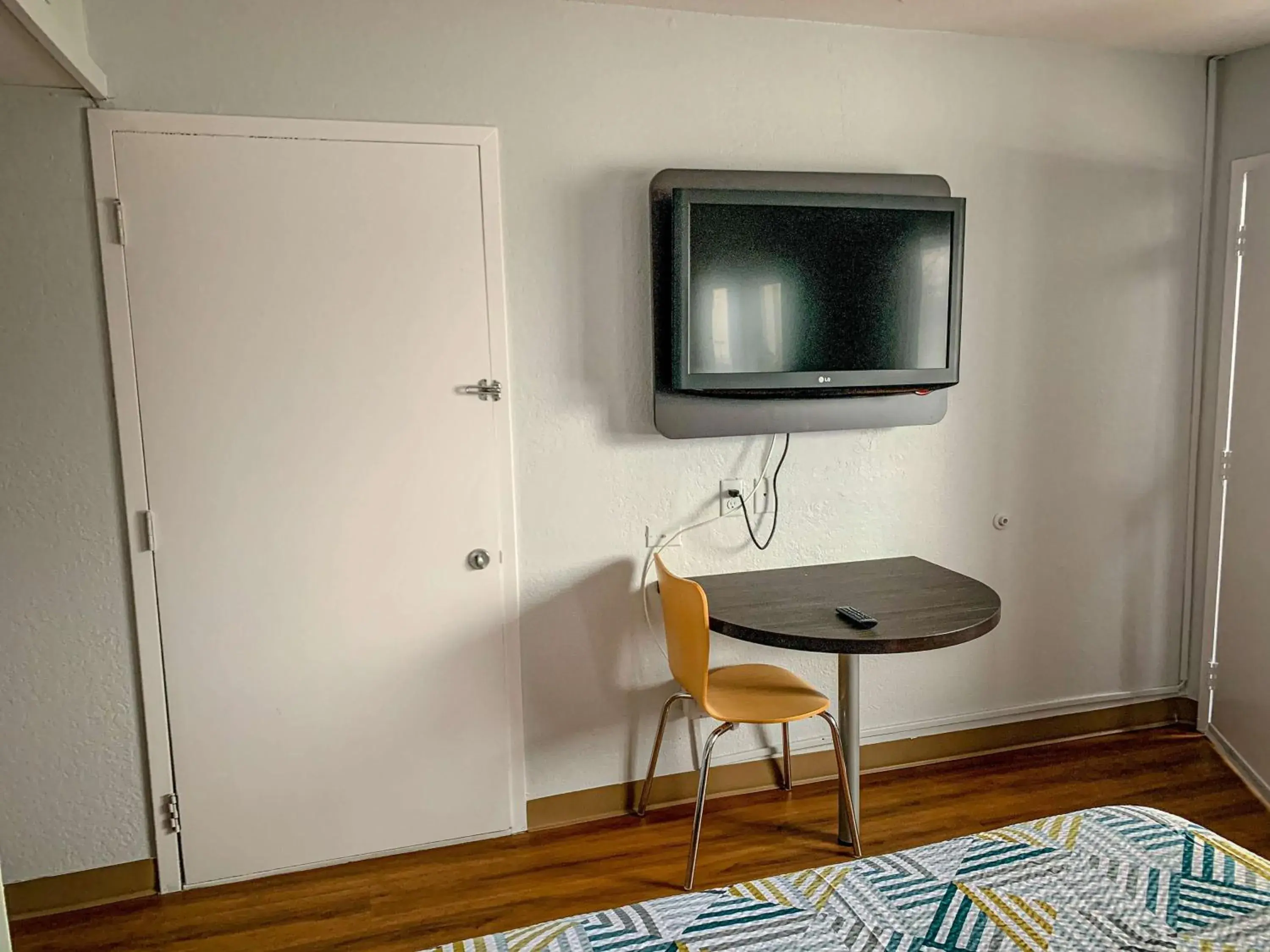 Photo of the whole room, TV/Entertainment Center in Motel 6-Dayton, OH