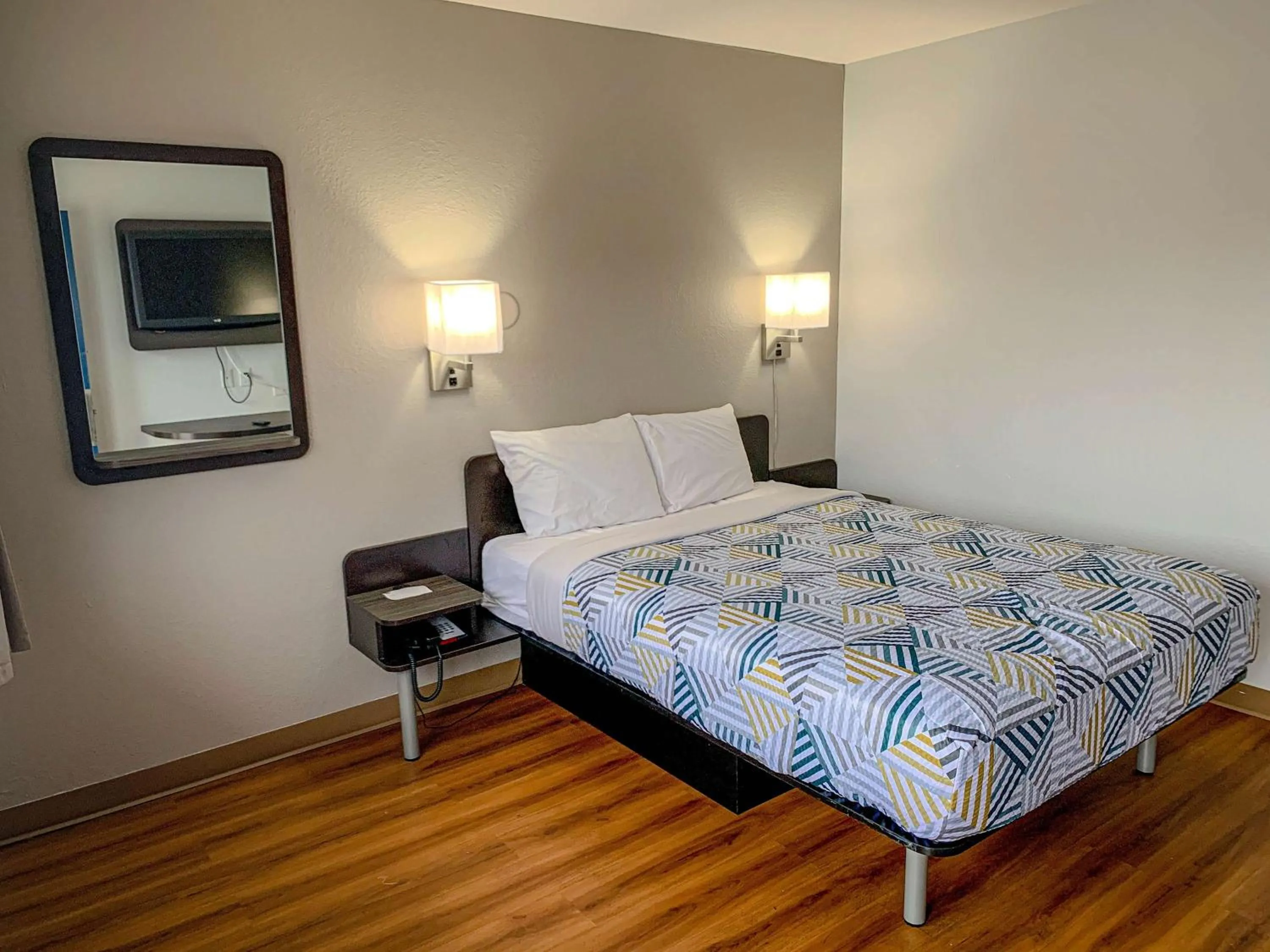 Photo of the whole room, Bed in Motel 6-Dayton, OH