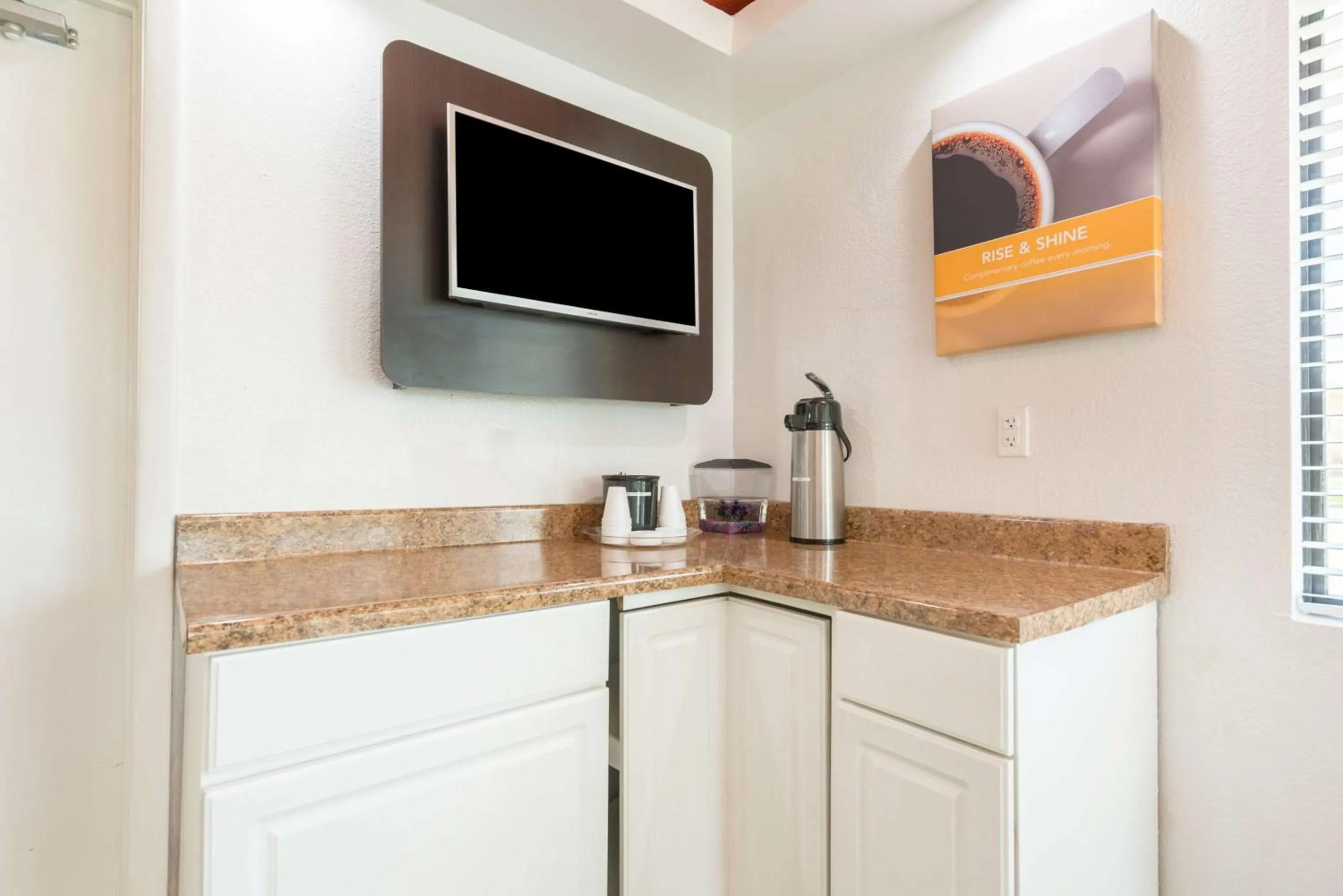 Restaurant/places to eat in Motel 6-Dayton, OH