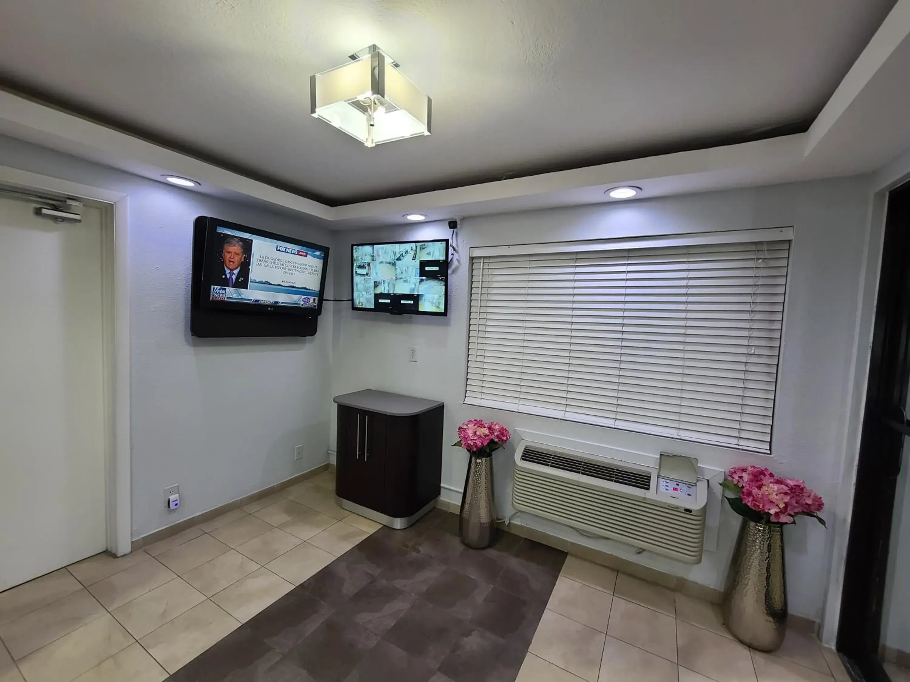 Lobby or reception, TV/Entertainment Center in Motel 6-Dayton, OH