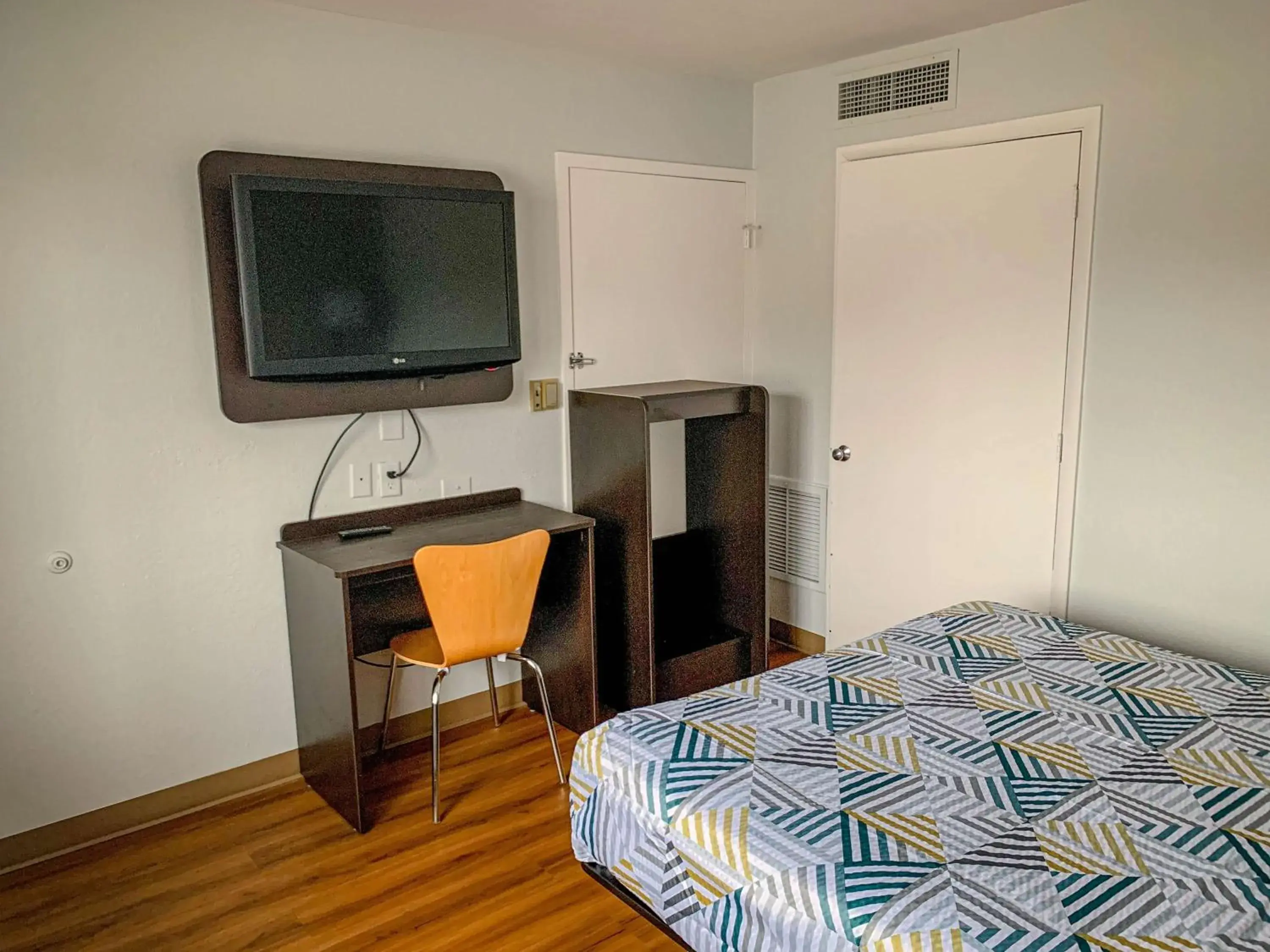 Photo of the whole room, TV/Entertainment Center in Motel 6-Dayton, OH