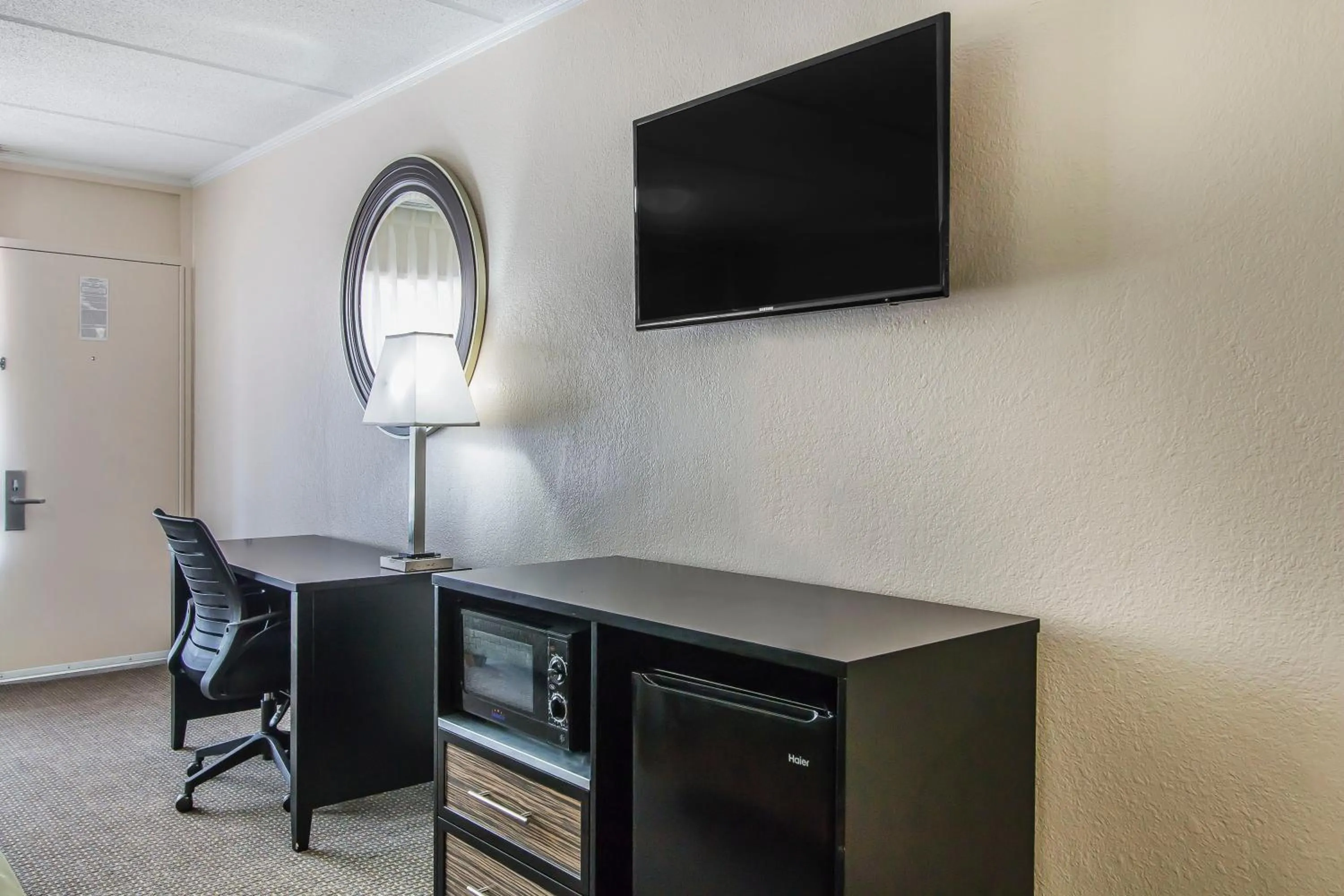 TV and multimedia in Quality Inn Hinesville - Fort Stewart Area