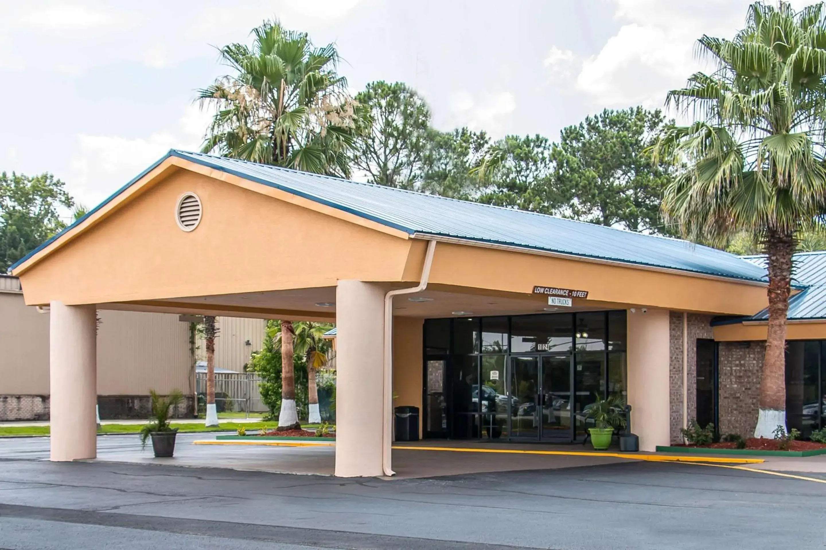Property building in Quality Inn Hinesville - Fort Stewart Area Property building in Quality Inn Hinesville - Fort Stewart Area