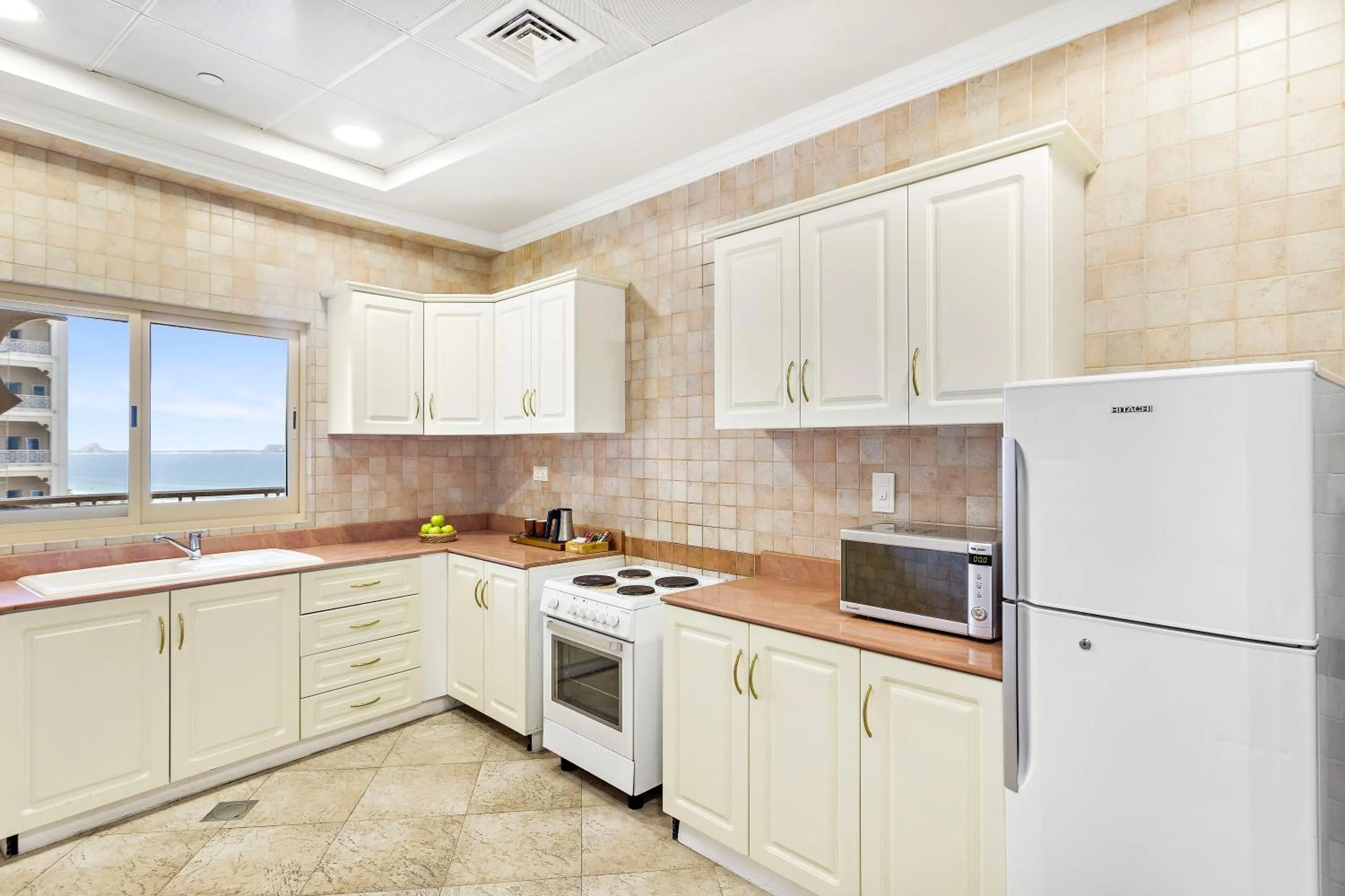 Kitchen or kitchenette in Al Hamra Residence