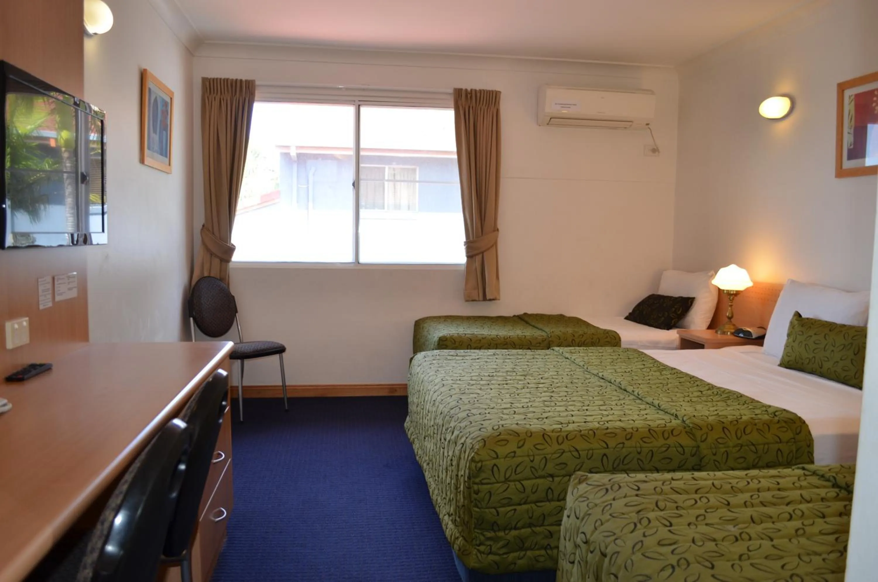 Photo of the whole room, Bed in Airport Motel Brisbane
