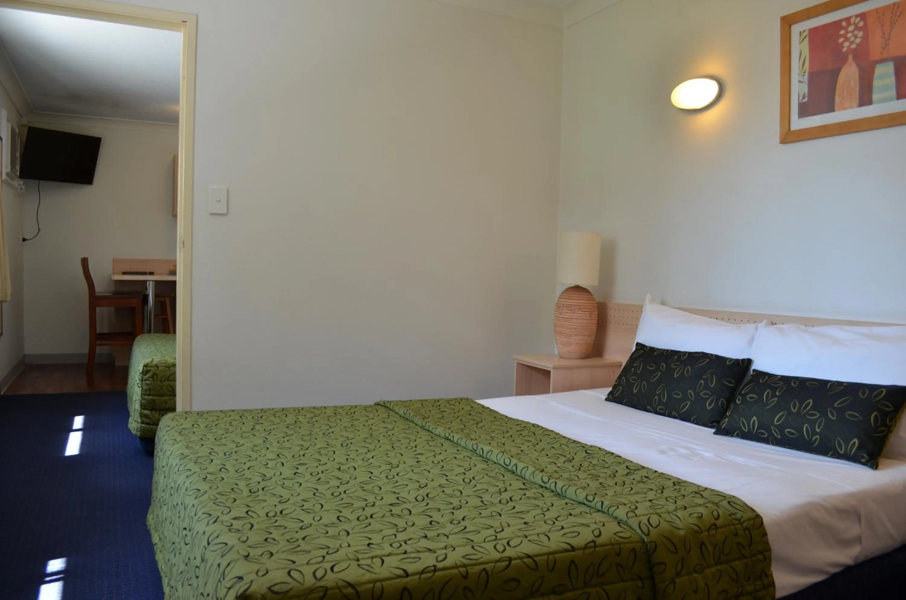 Photo of the whole room, Bed in Airport Motel Brisbane