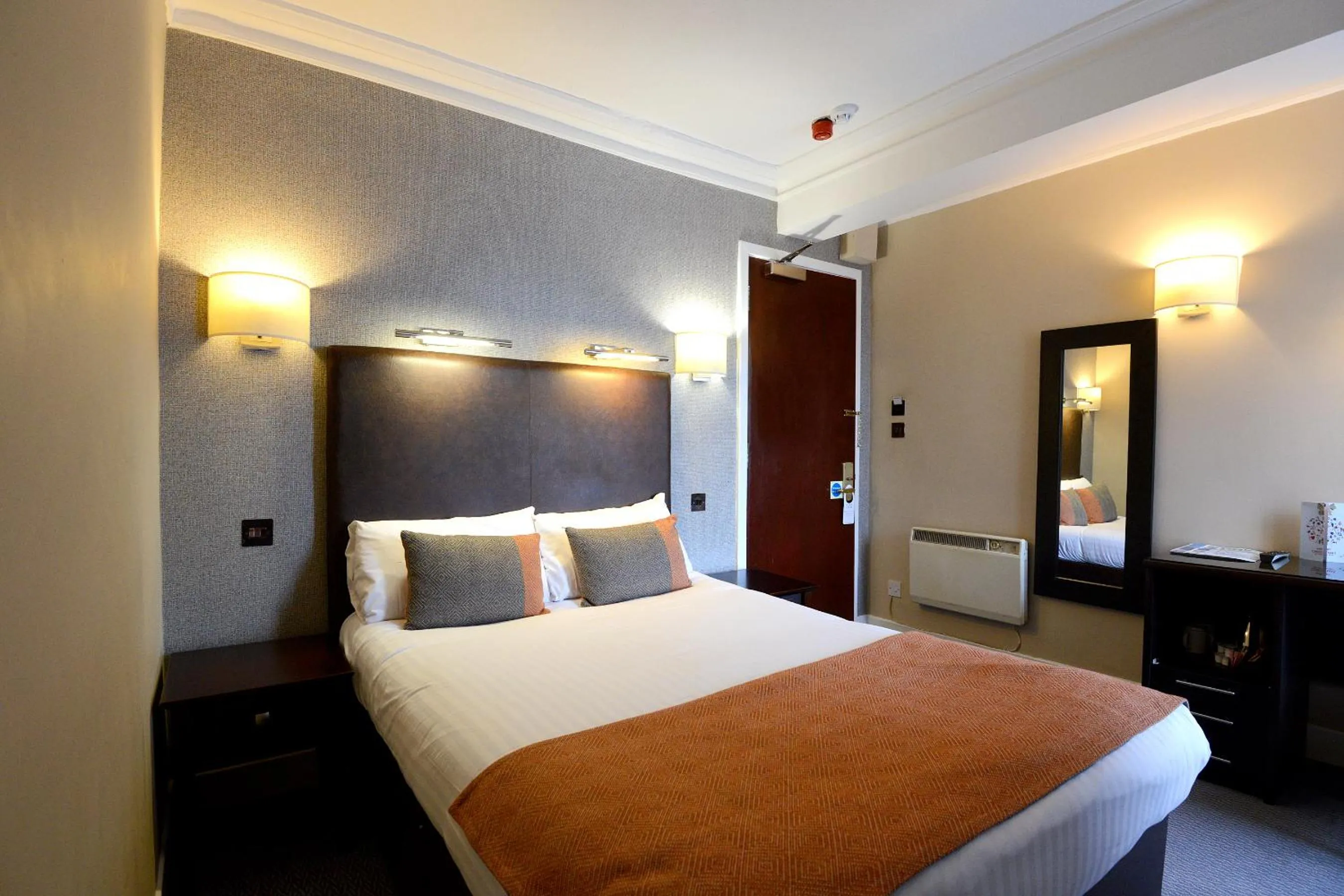 Bedroom, Bed in Columba Hotel
