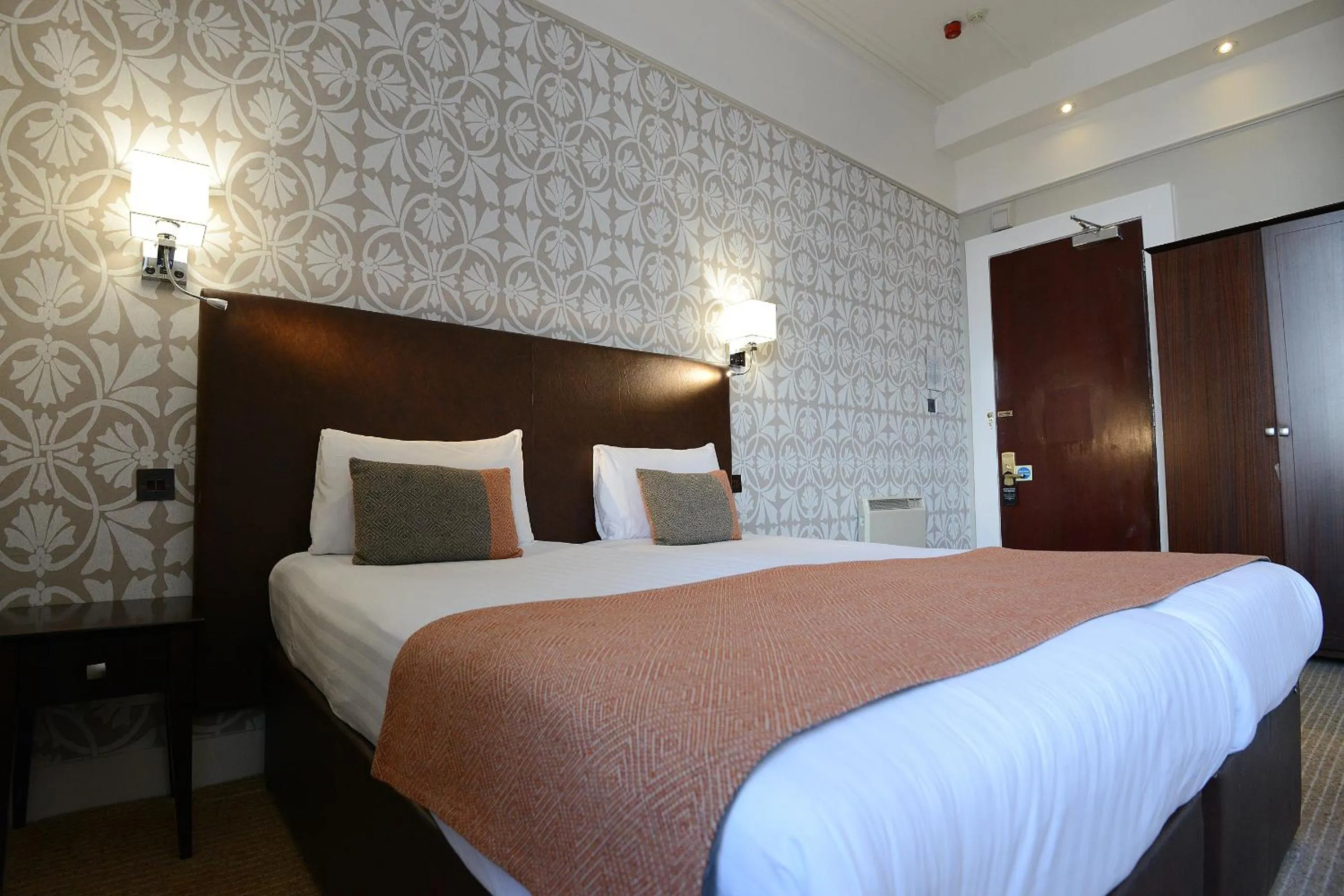 Bedroom, Bed in Columba Hotel