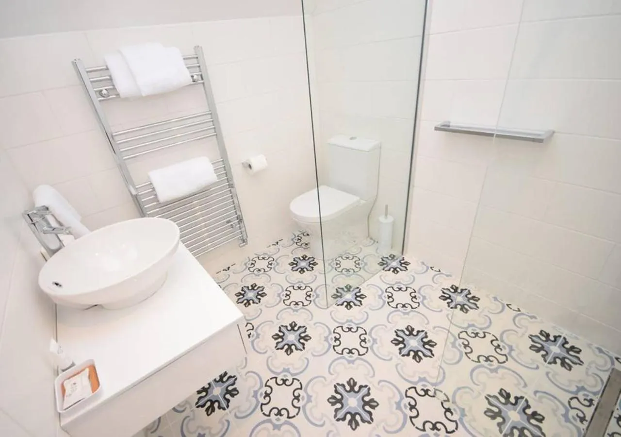 Shower in The Cottages at Crouchers Orchards