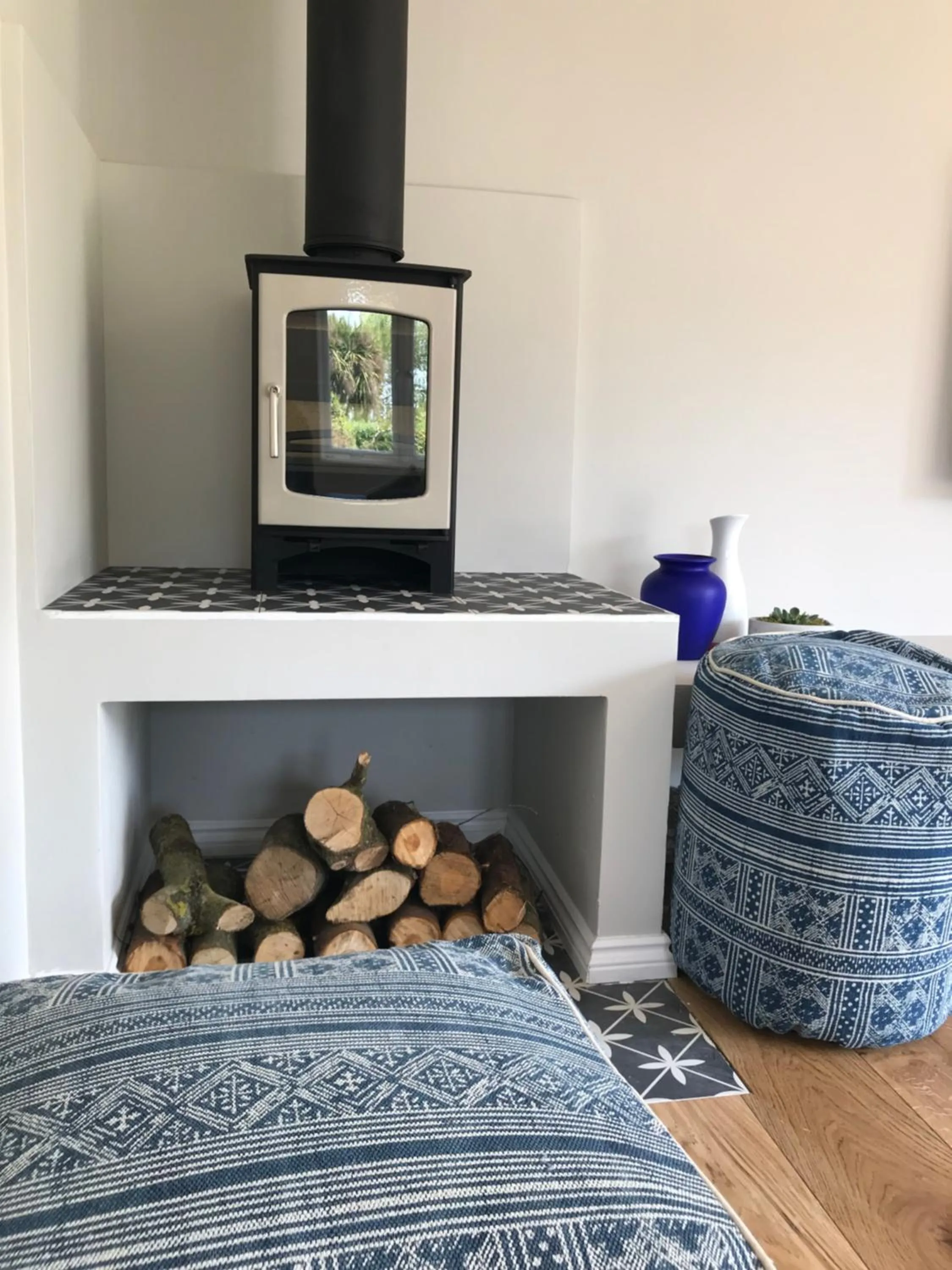 Living room, Bed in The Cottages at Crouchers Orchards