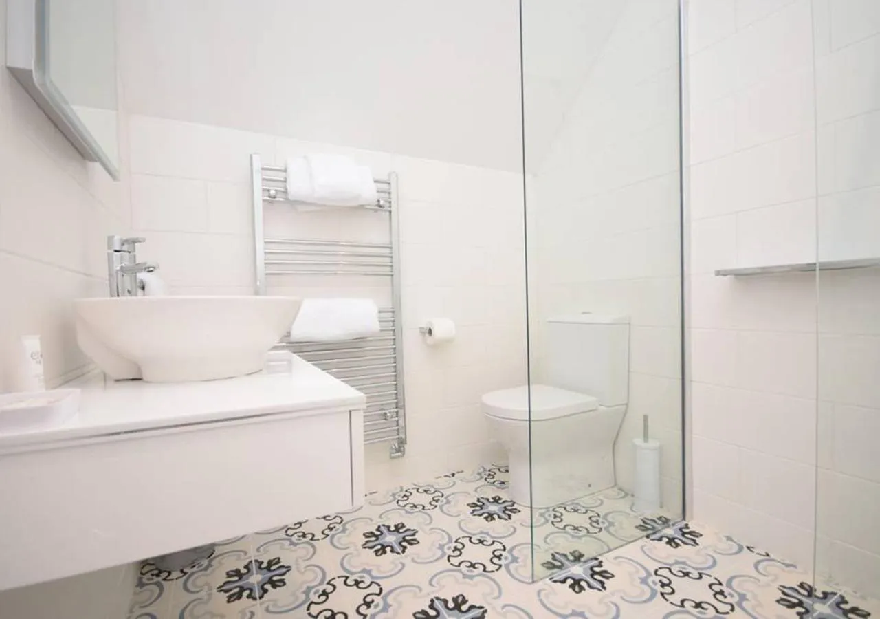 Shower in The Cottages at Crouchers Orchards