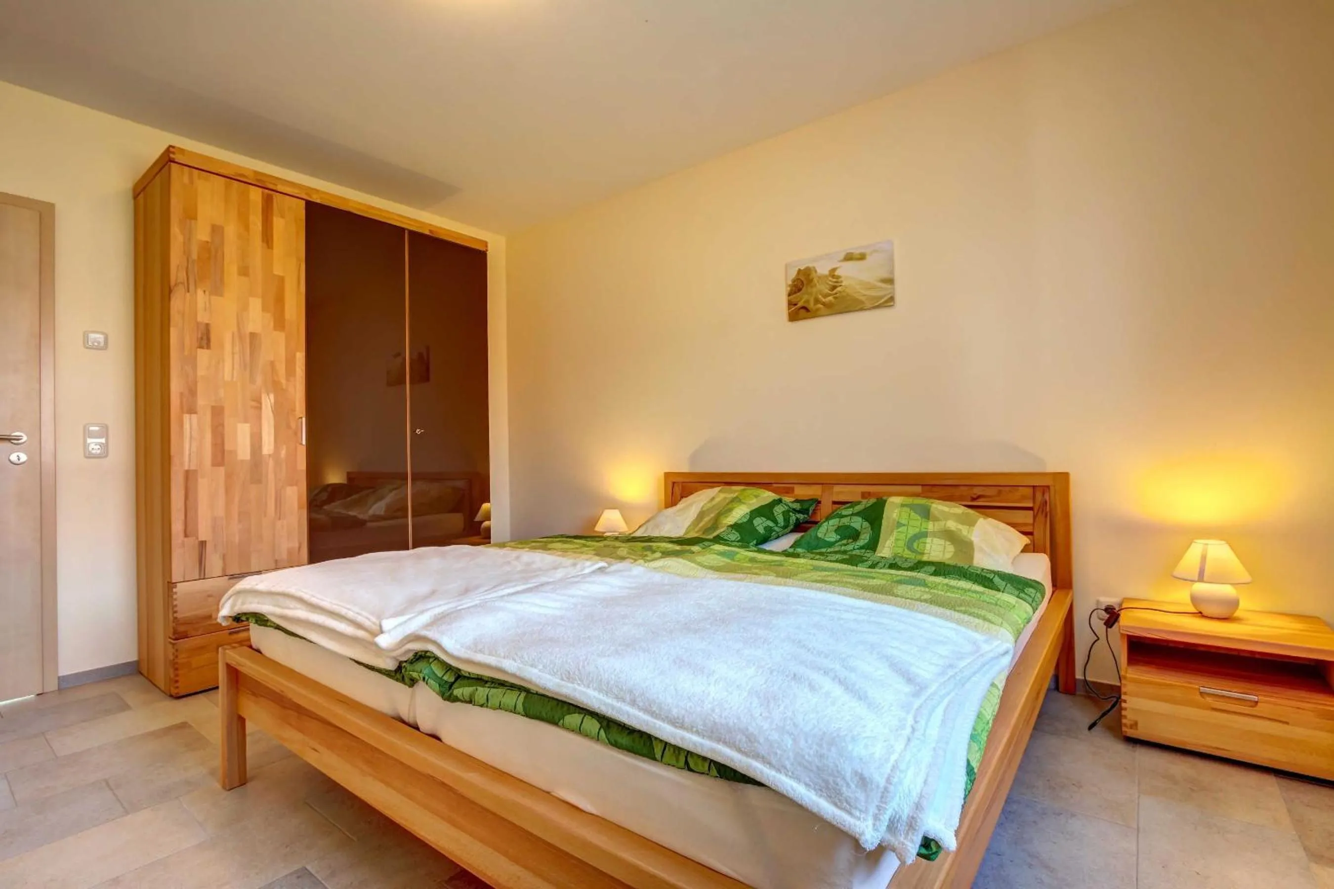 Bed in Haus Werder Wohnung 1 mit Kamin