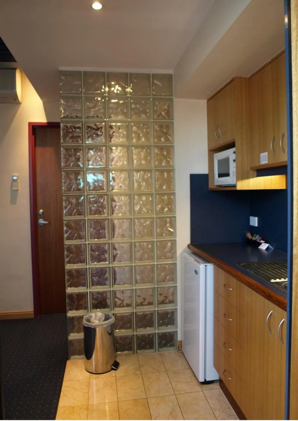 Kitchen/Kitchenette in Airolodge International