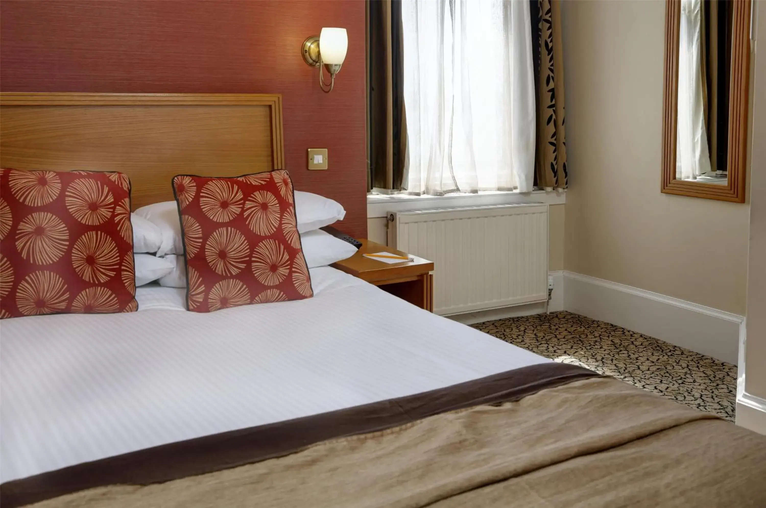 Bedroom, Bed in Best Western Queens Hotel Bedroom, Bed in Best Western Queens Hotel