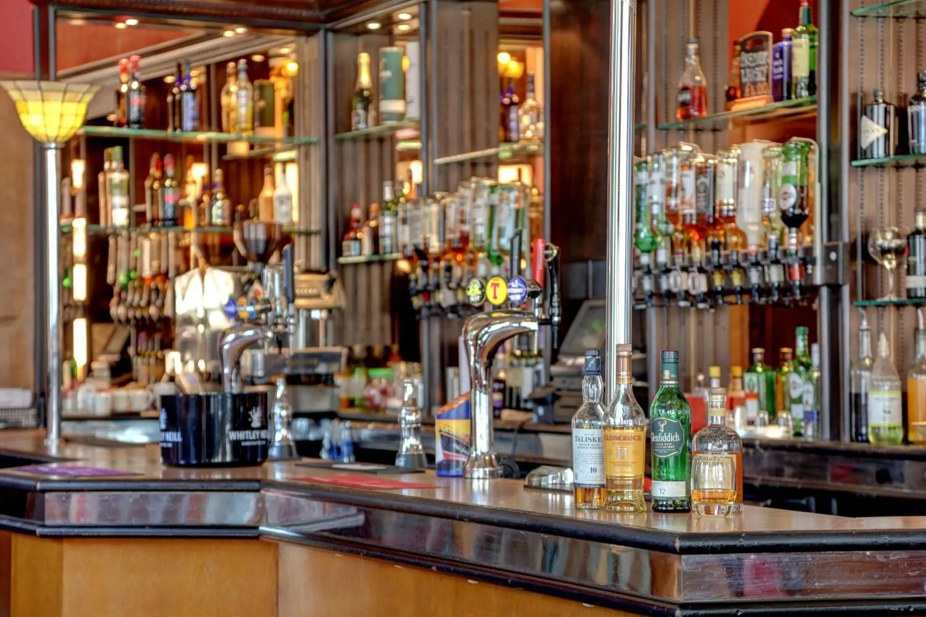 Lounge or bar in Best Western Queens Hotel Lounge or bar in Best Western Queens Hotel