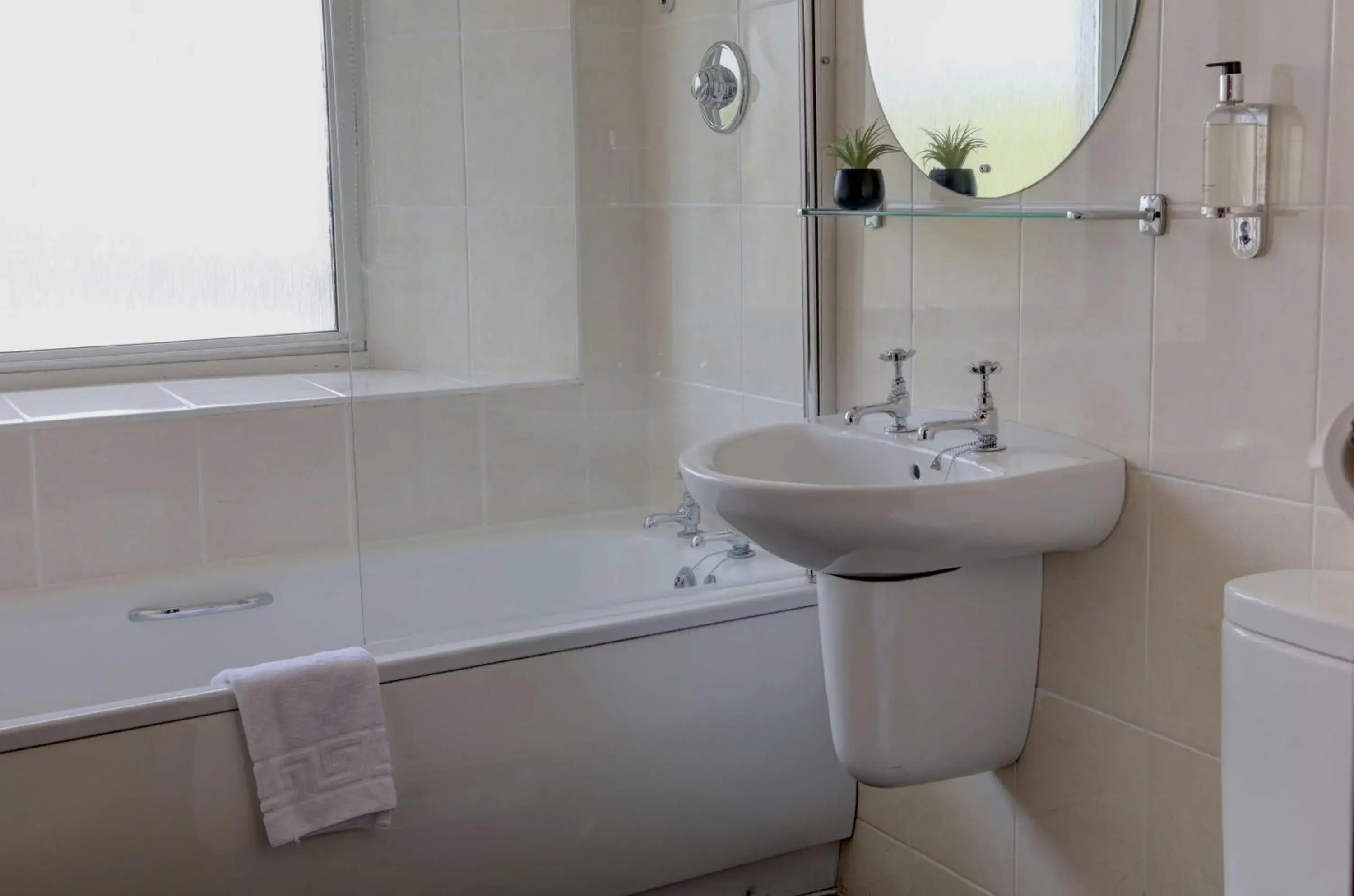 Photo of the whole room in Best Western Queens Hotel Photo of the whole room in Best Western Queens Hotel