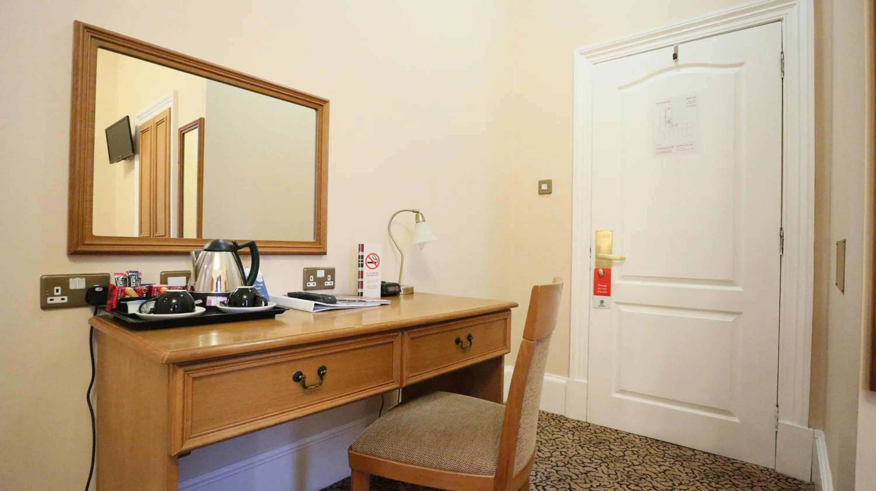 Logo/Certificate/Sign in Best Western Queens Hotel