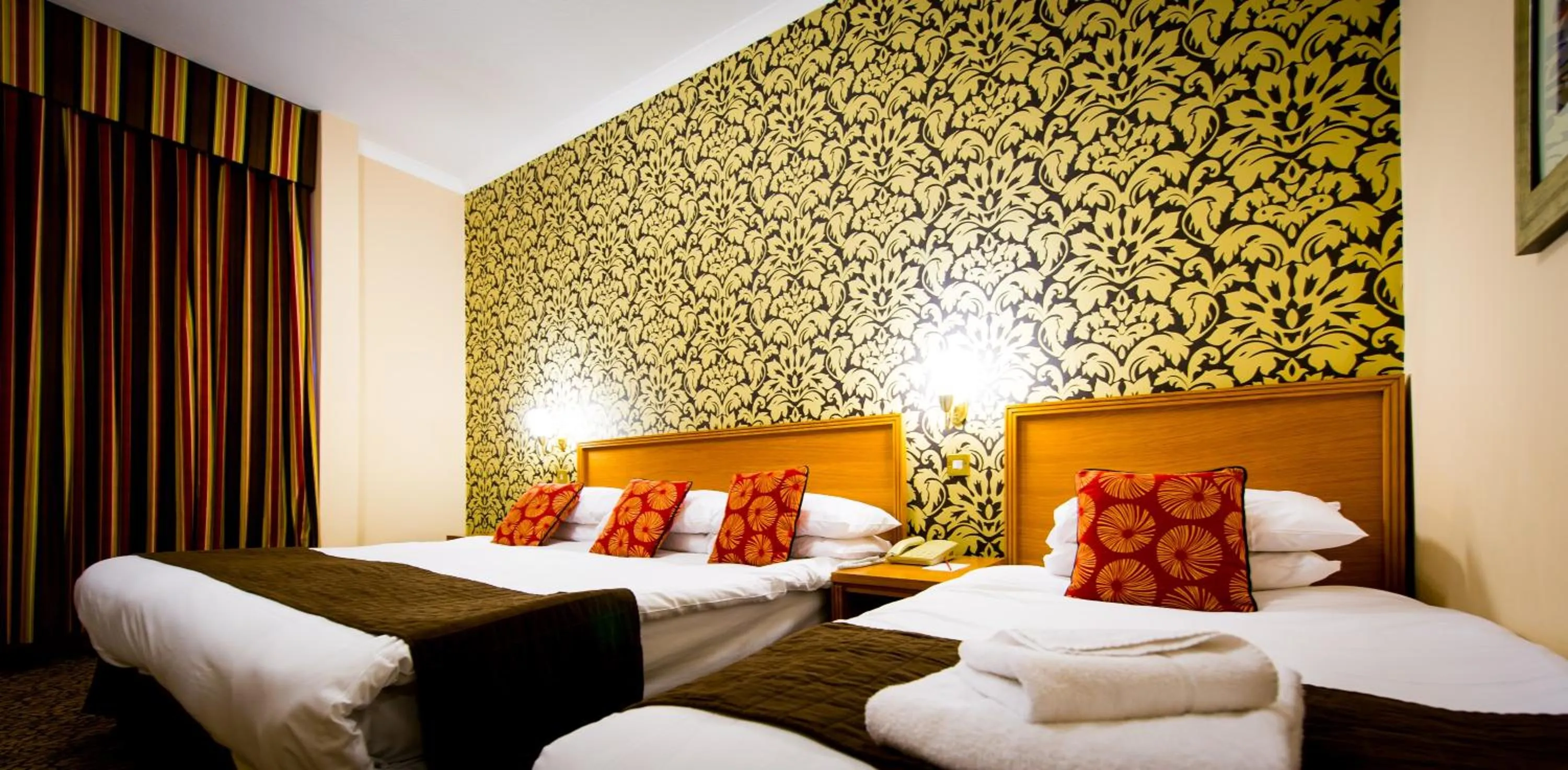 Bedroom, Bed in Best Western Queens Hotel