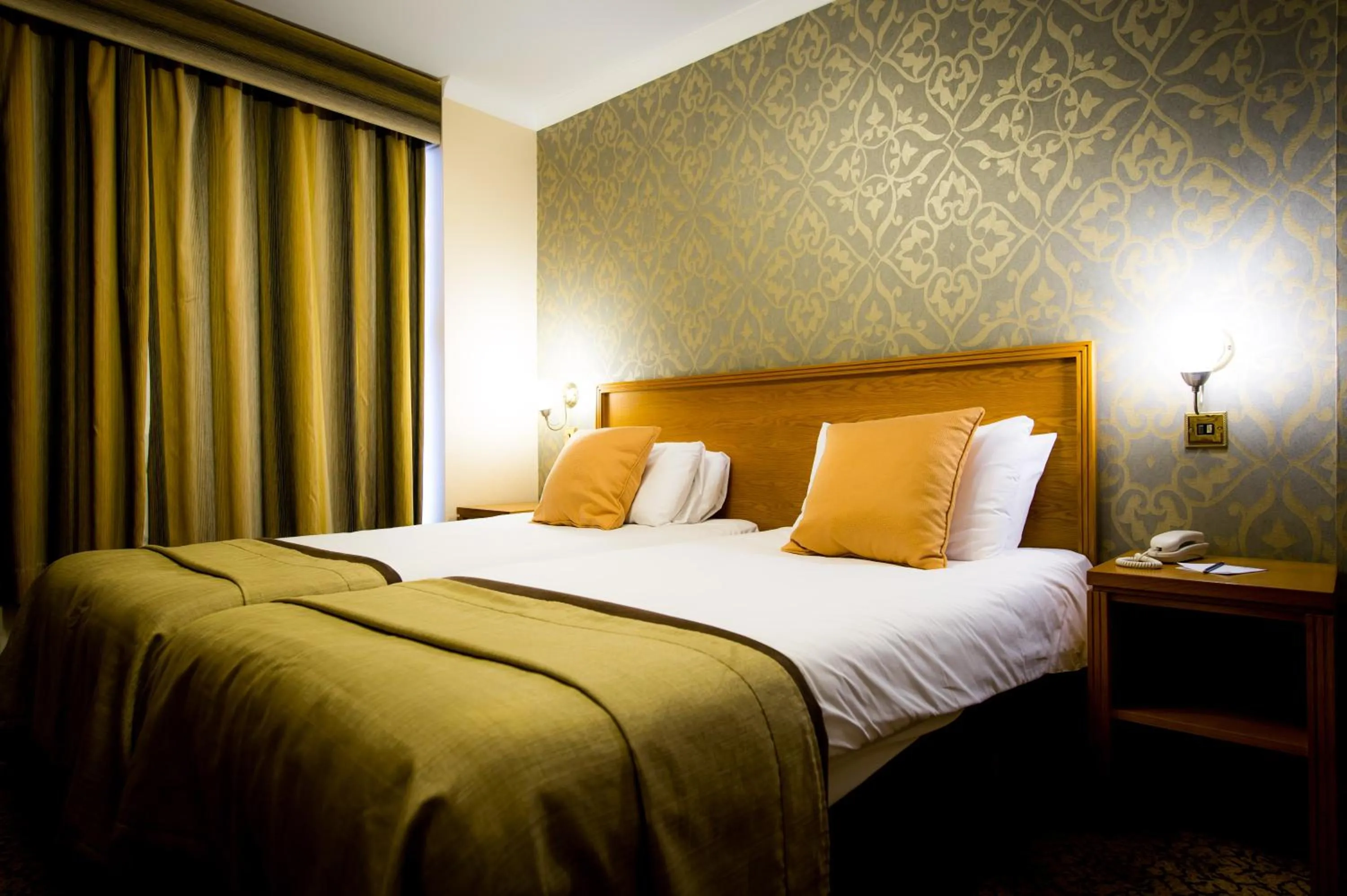 Bedroom, Bed in Best Western Queens Hotel