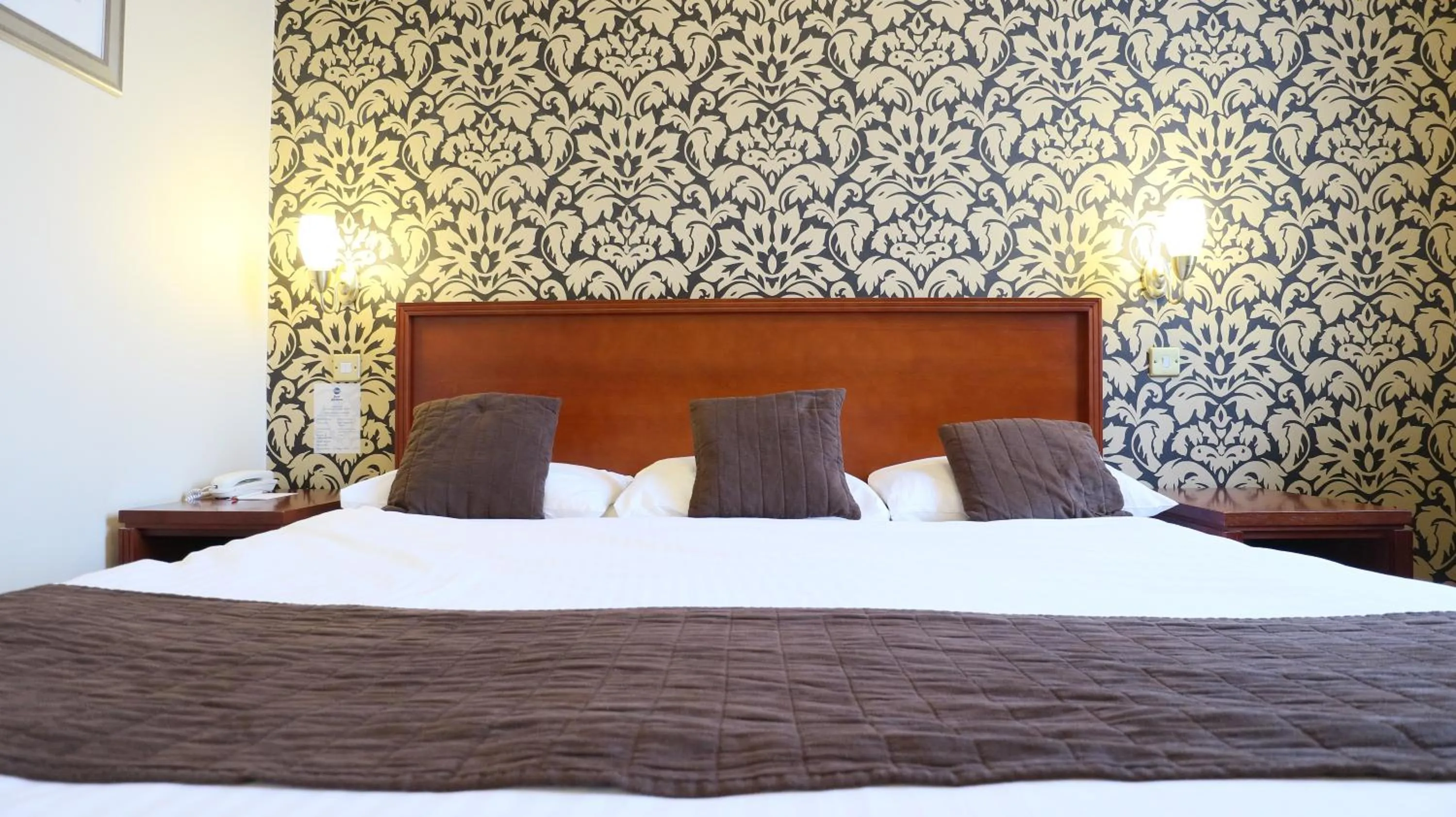 Bed in Best Western Queens Hotel