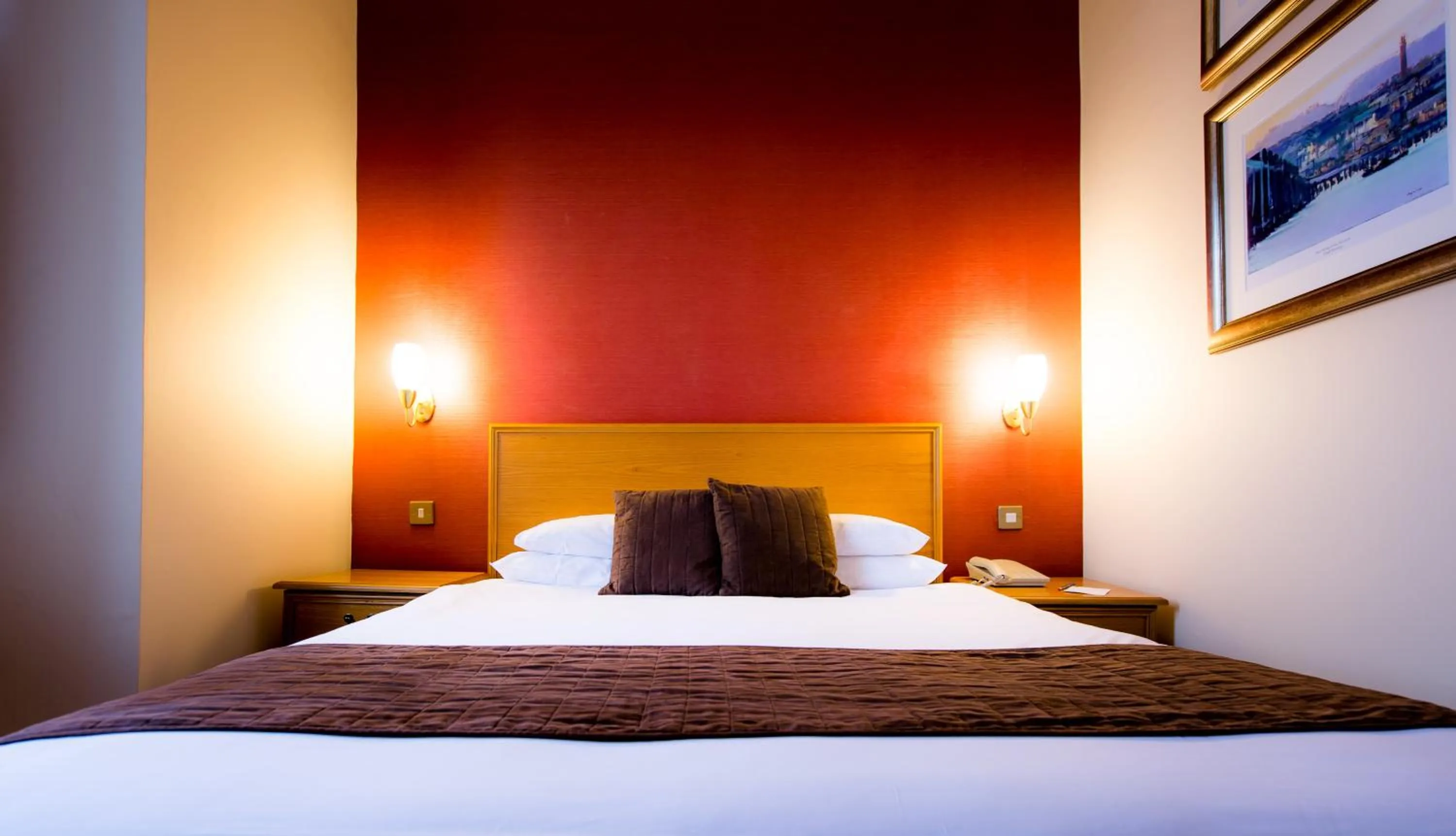 Bedroom, Bed in Best Western Queens Hotel