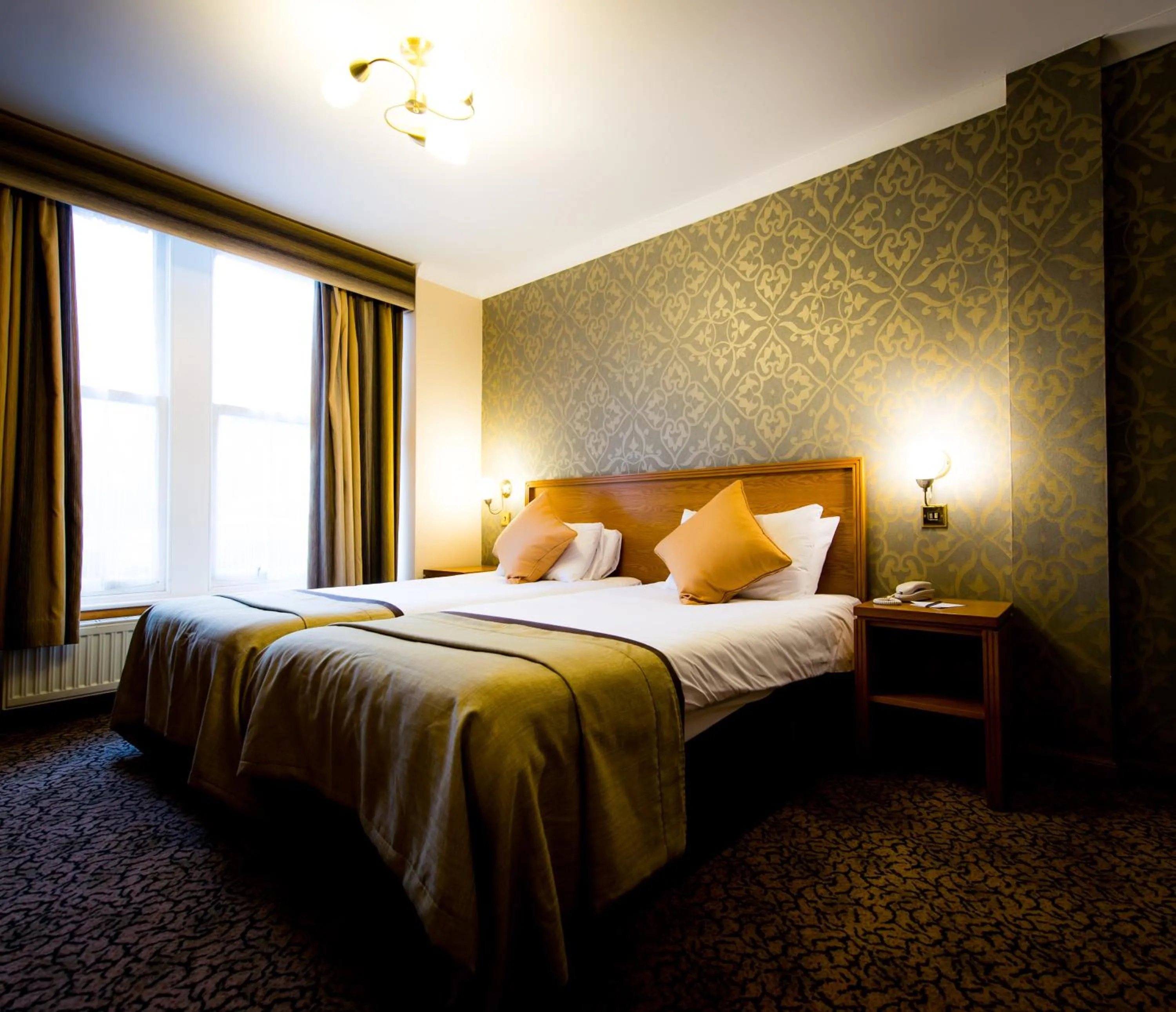 Bedroom, Bed in Best Western Queens Hotel