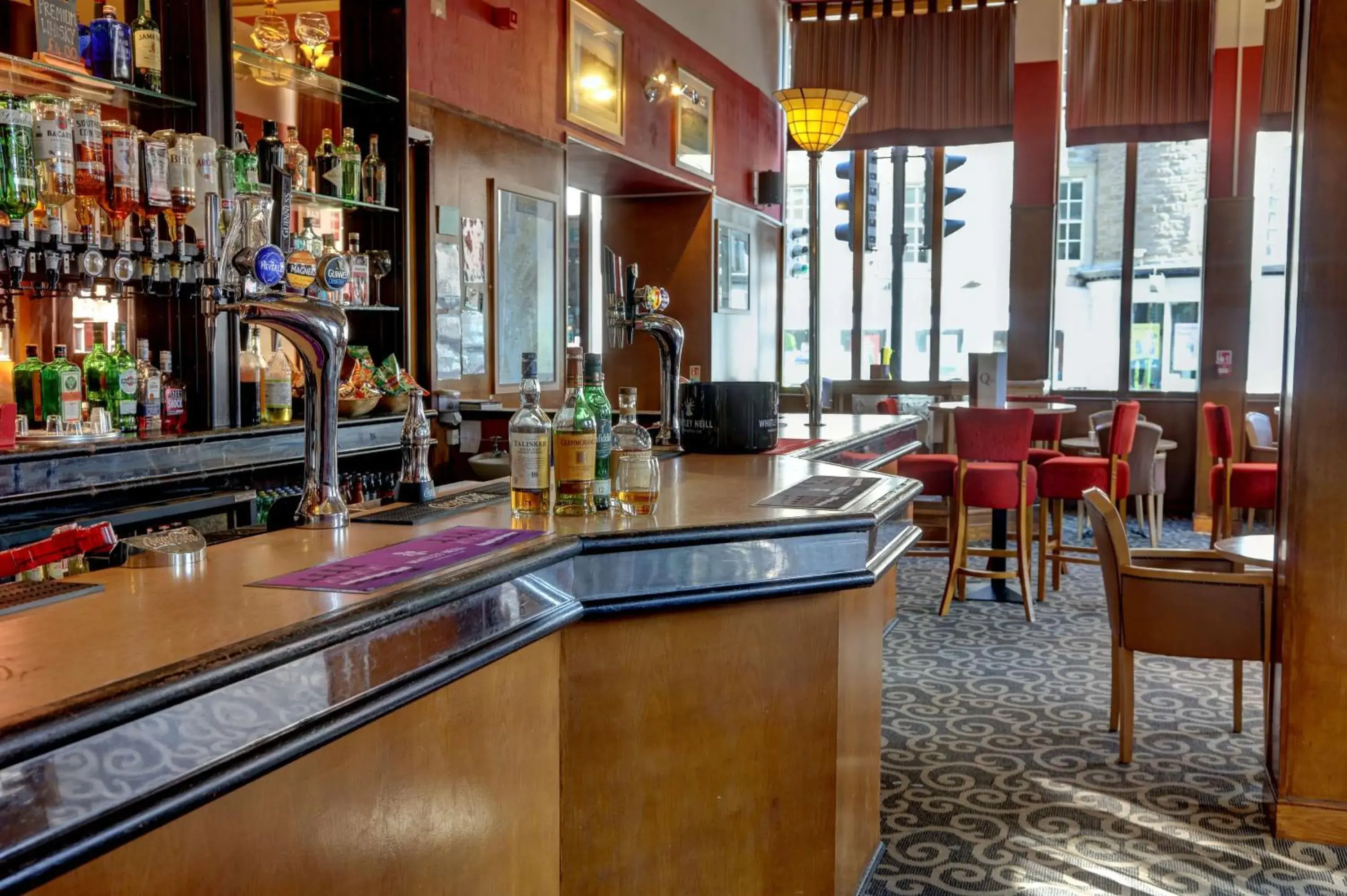 Lounge or bar in Best Western Queens Hotel Lounge or bar in Best Western Queens Hotel