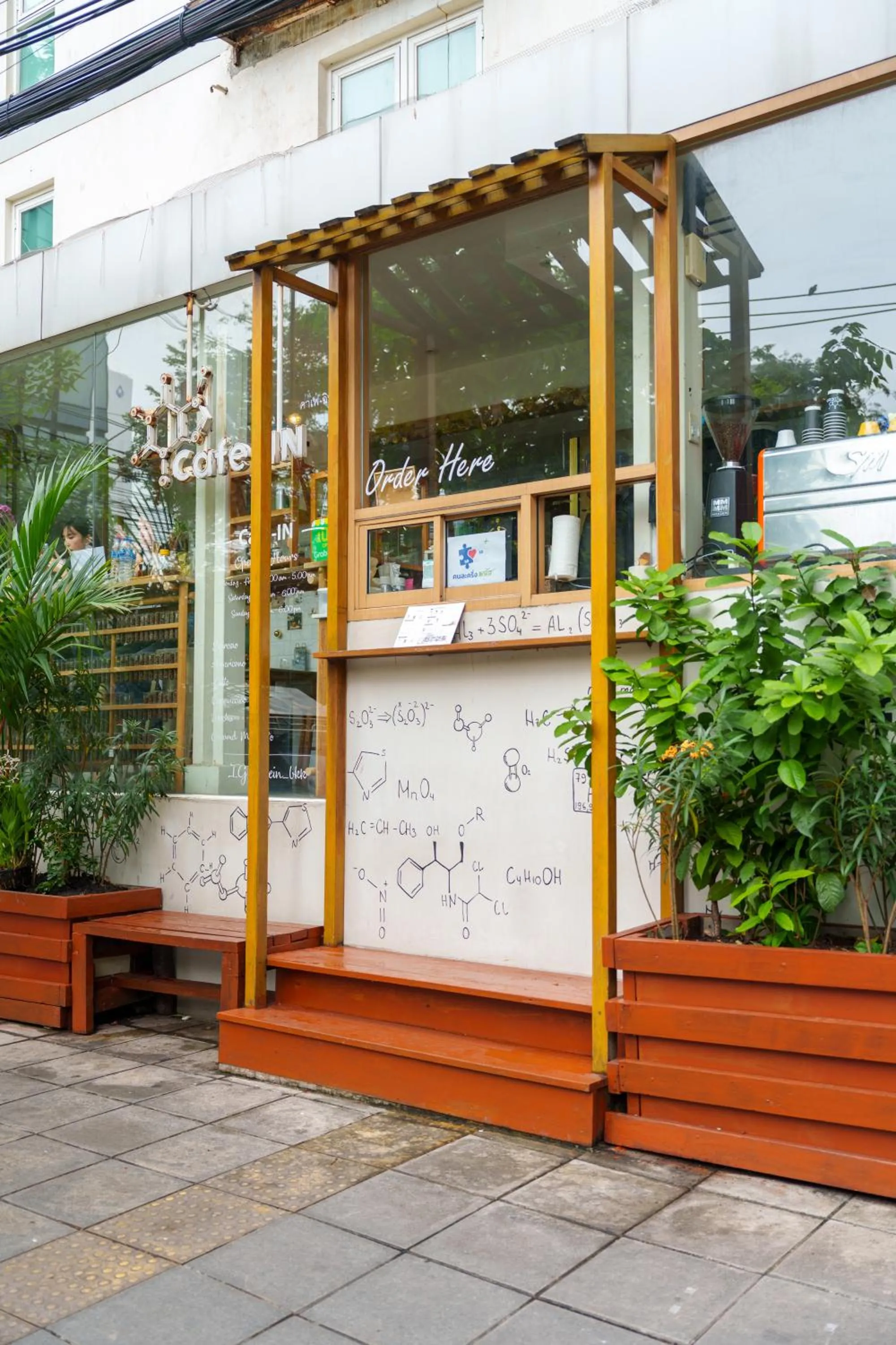 Restaurant/places to eat in Sabai Sathorn Service Apartment