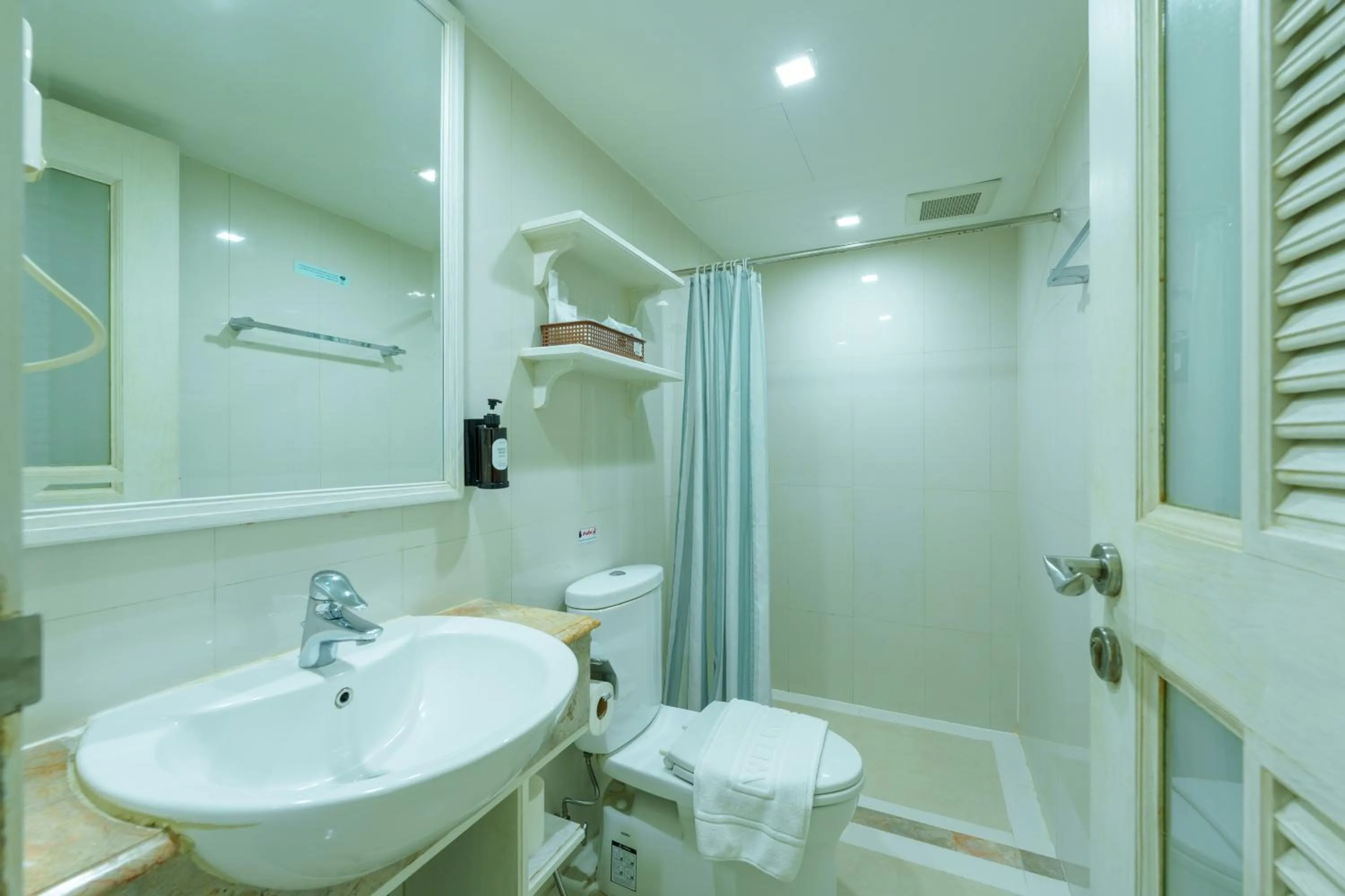 Shower in Sabai Sathorn Service Apartment