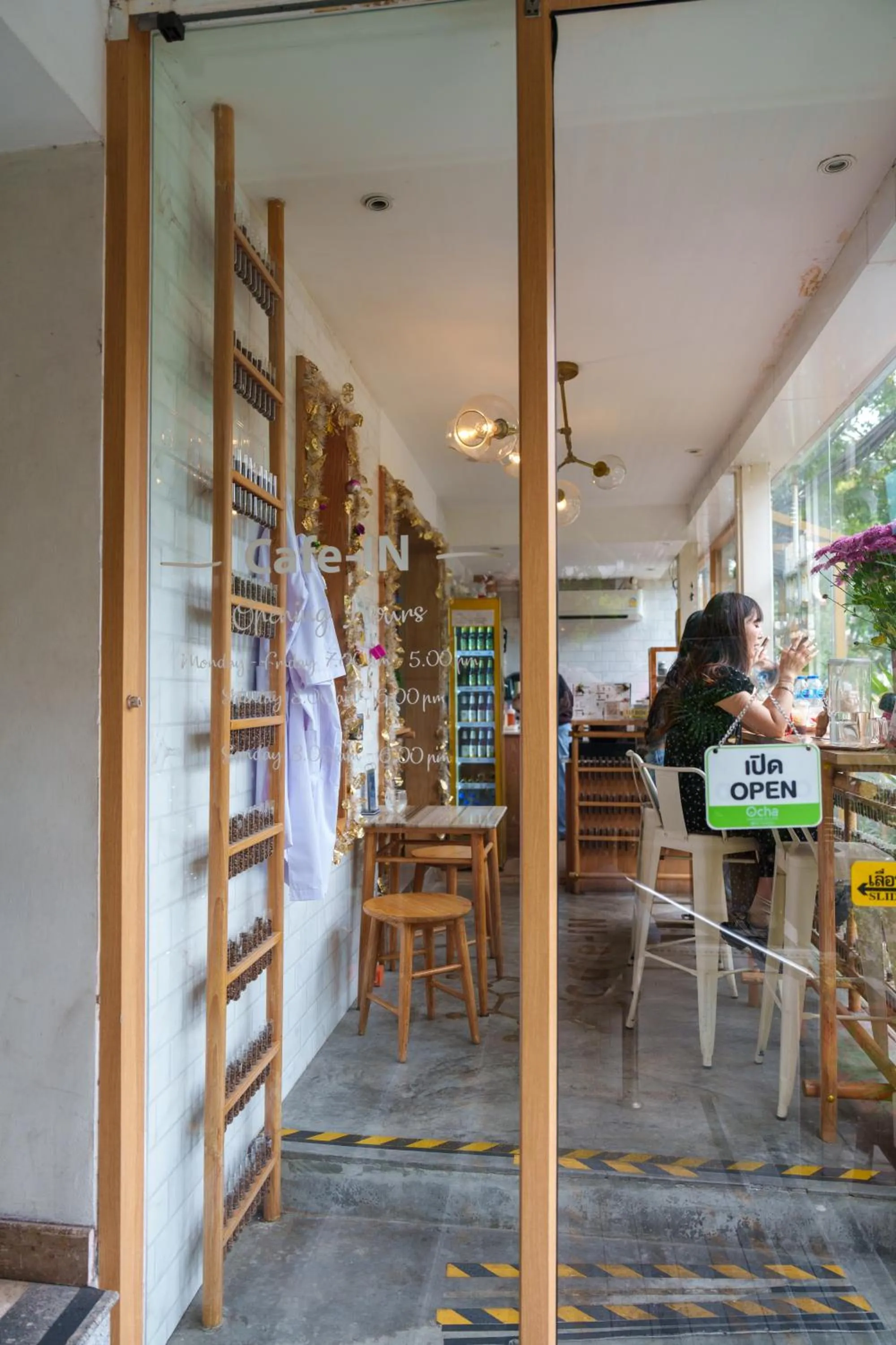 Restaurant/places to eat in Sabai Sathorn Service Apartment