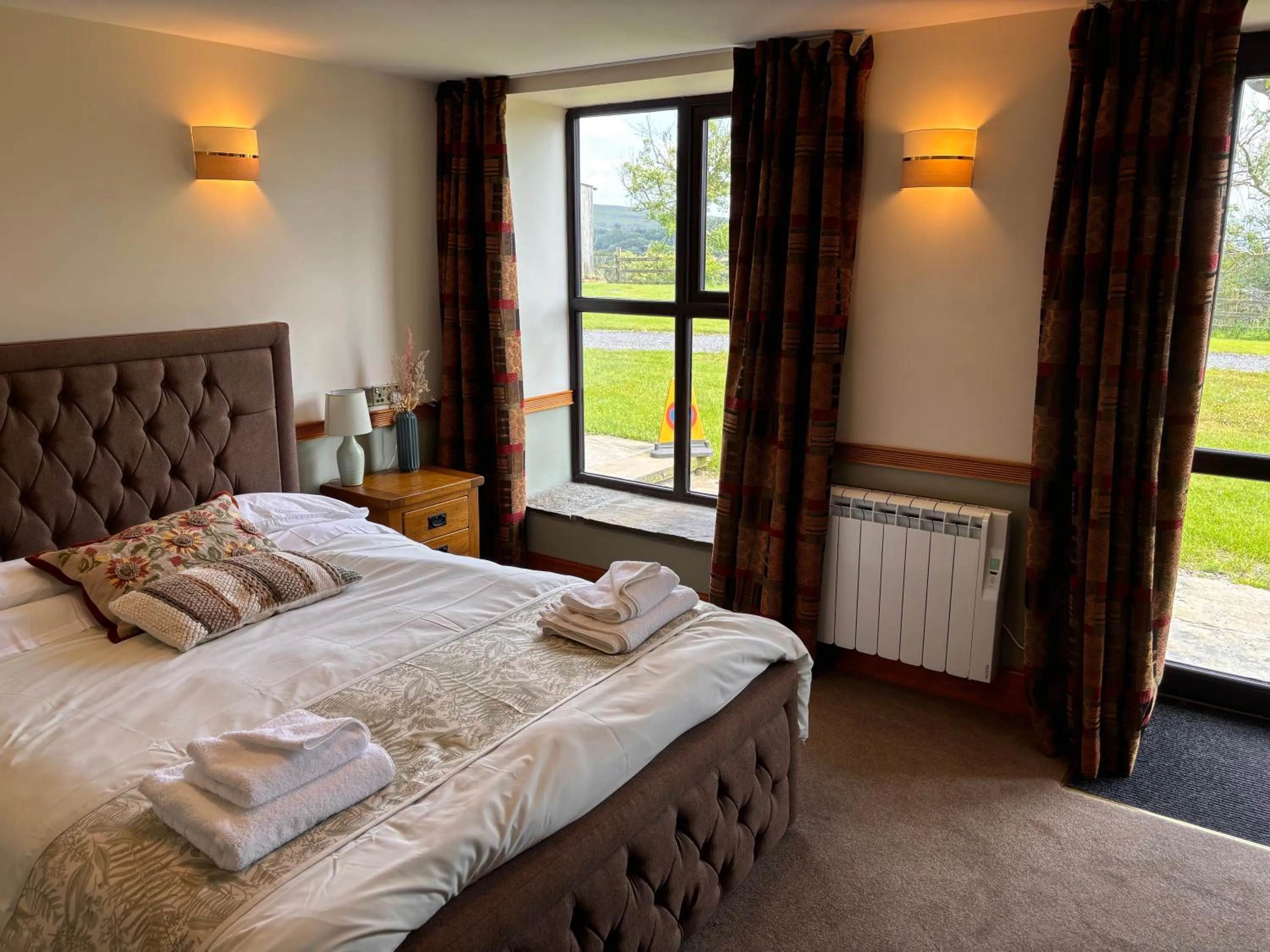 Photo of the whole room, Bed in Fernhill Hotel