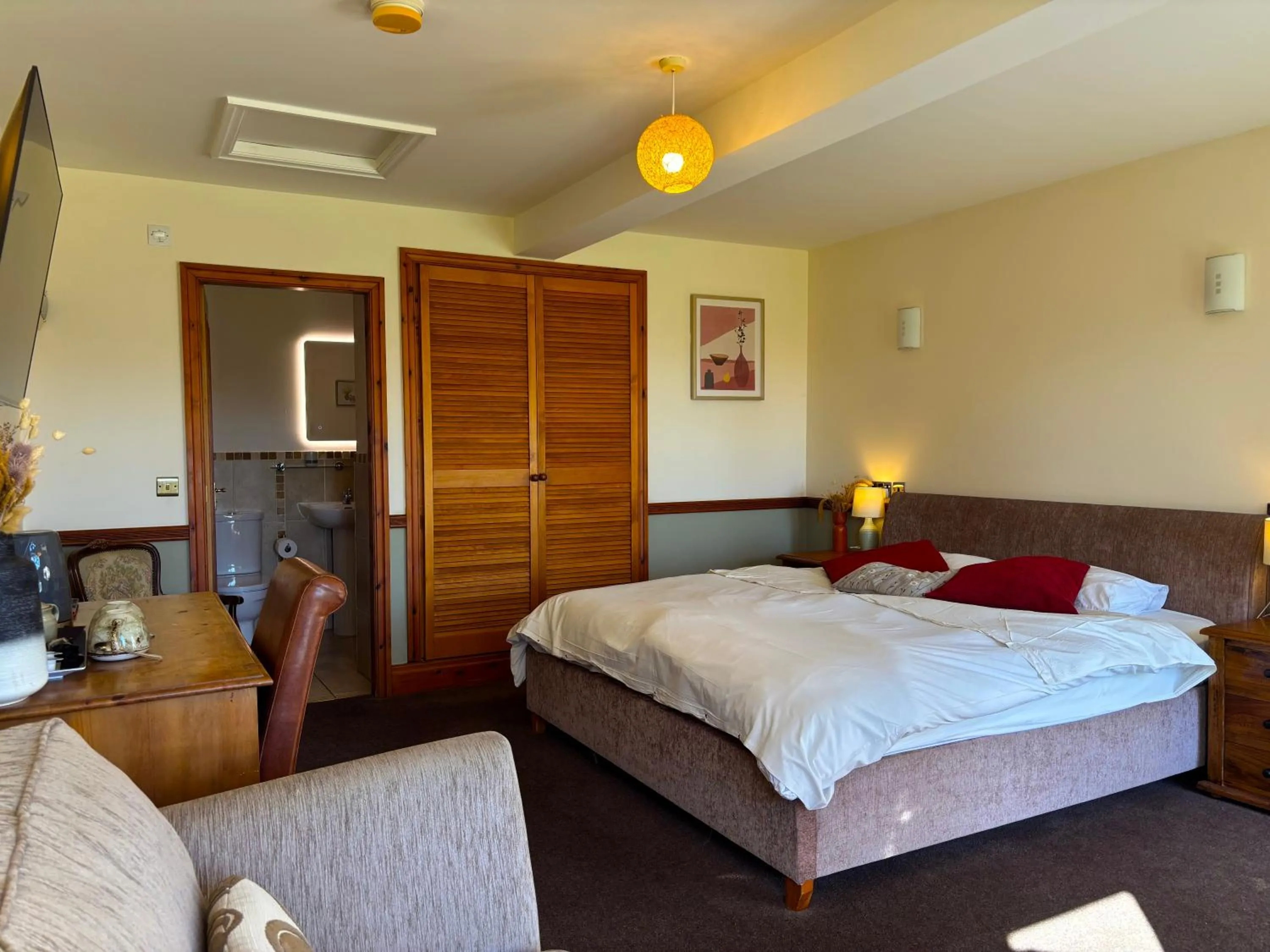 Photo of the whole room, Bed in Fernhill Hotel