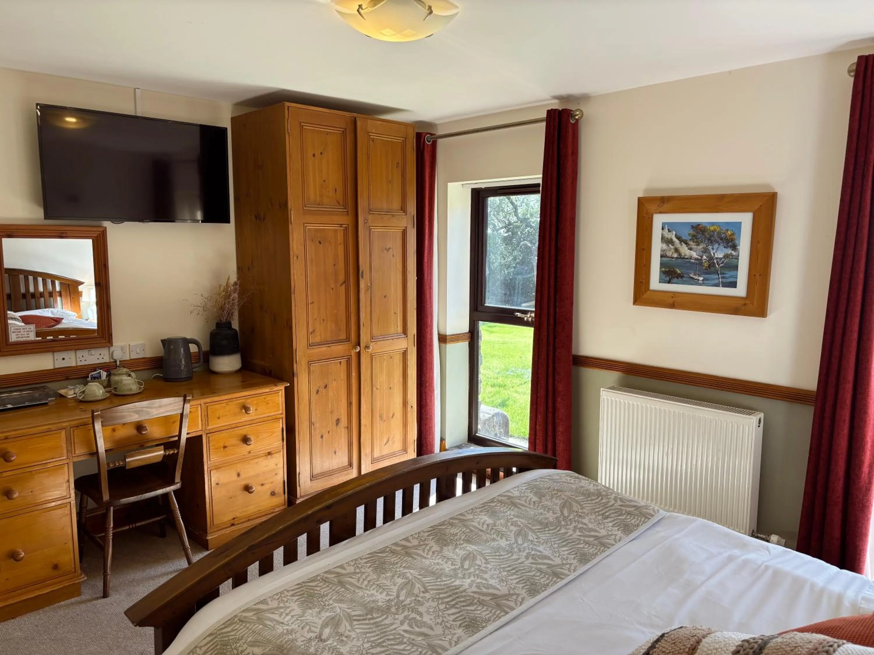 Bedroom, Bed in Fernhill Hotel