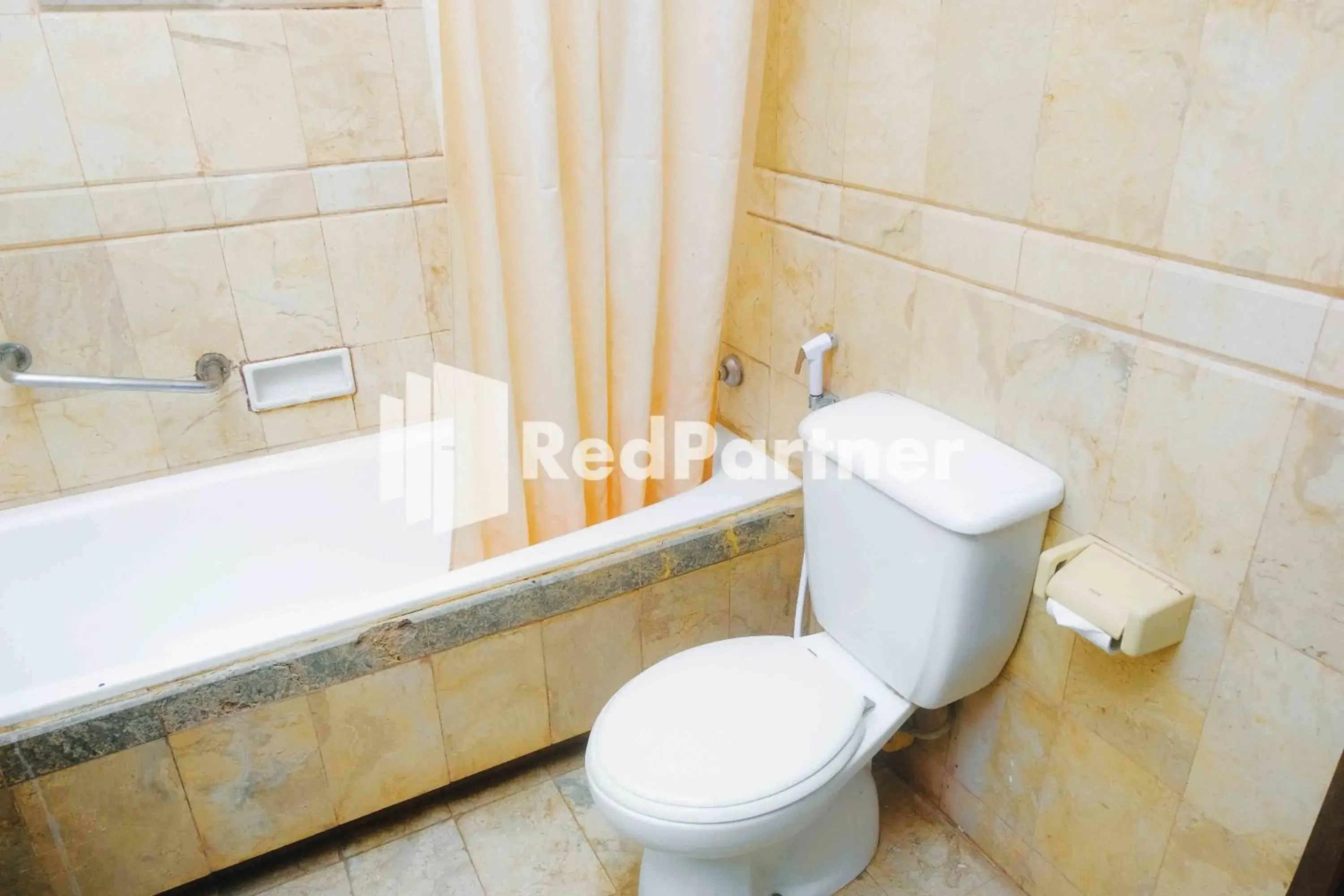 Bathroom in Hotel Yasmin Makassar RedPartner