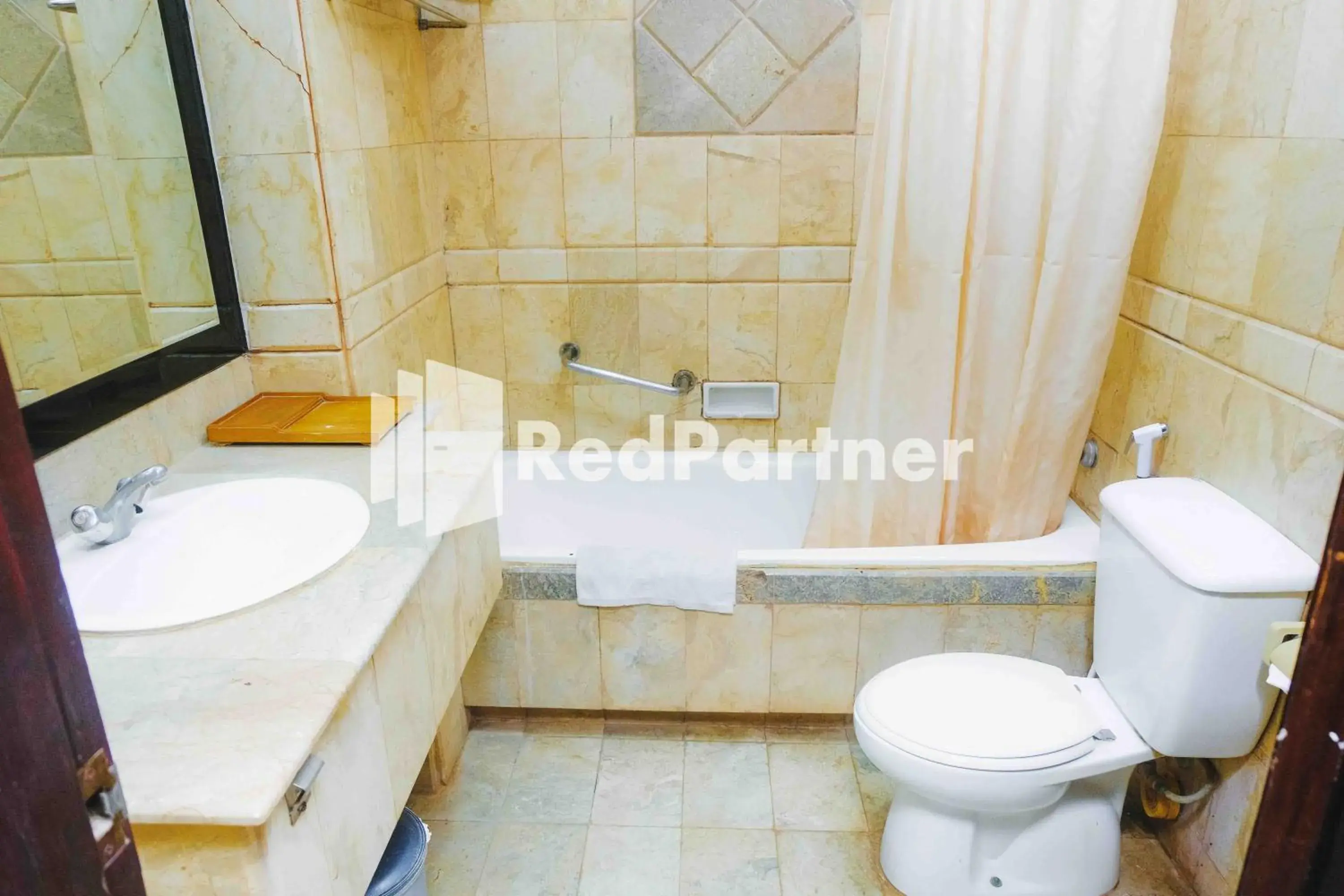 Bathroom in Hotel Yasmin Makassar RedPartner