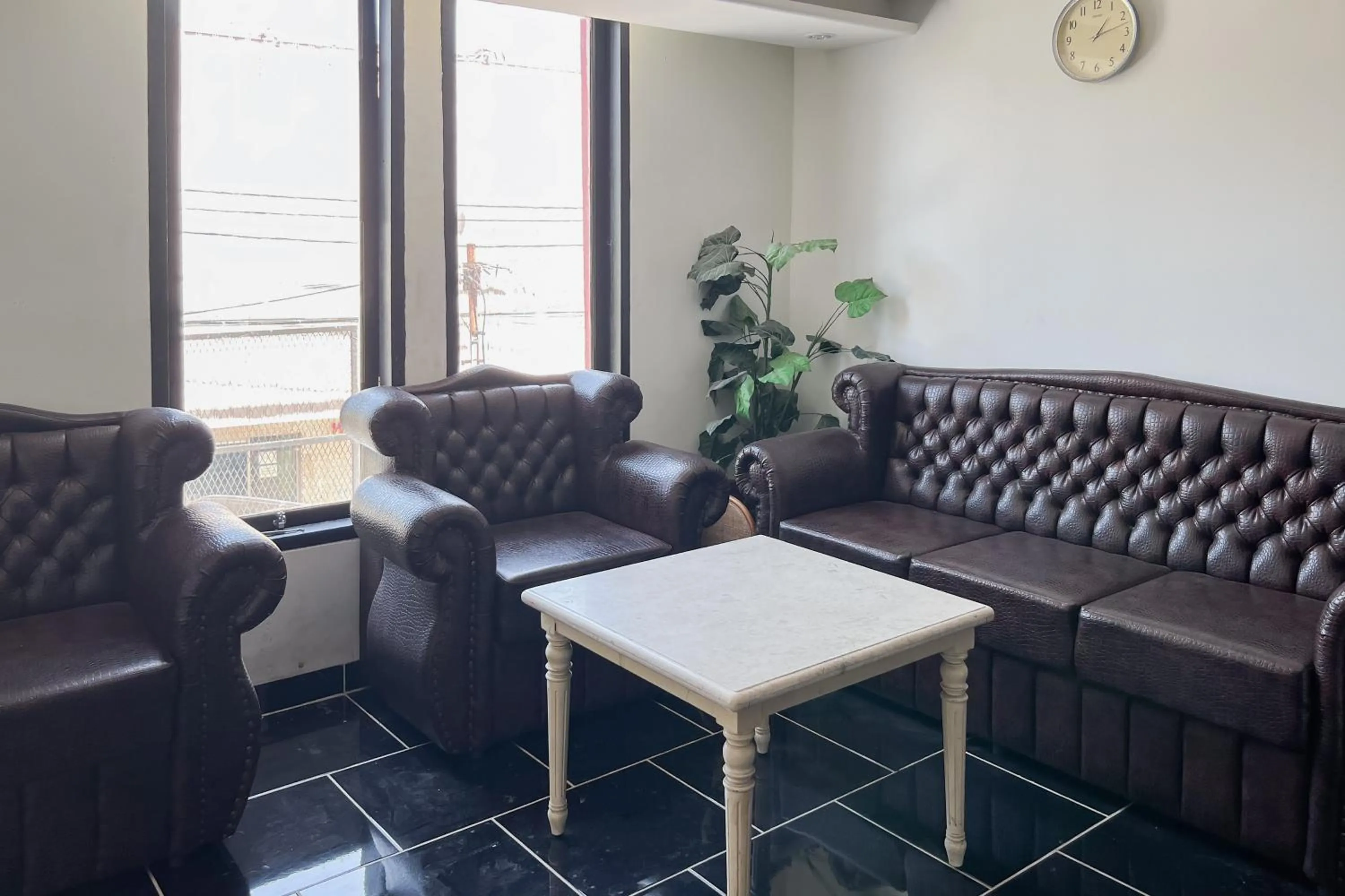 Seating area in Urbanview Hotel Yasmin Makassar by RedDoorz