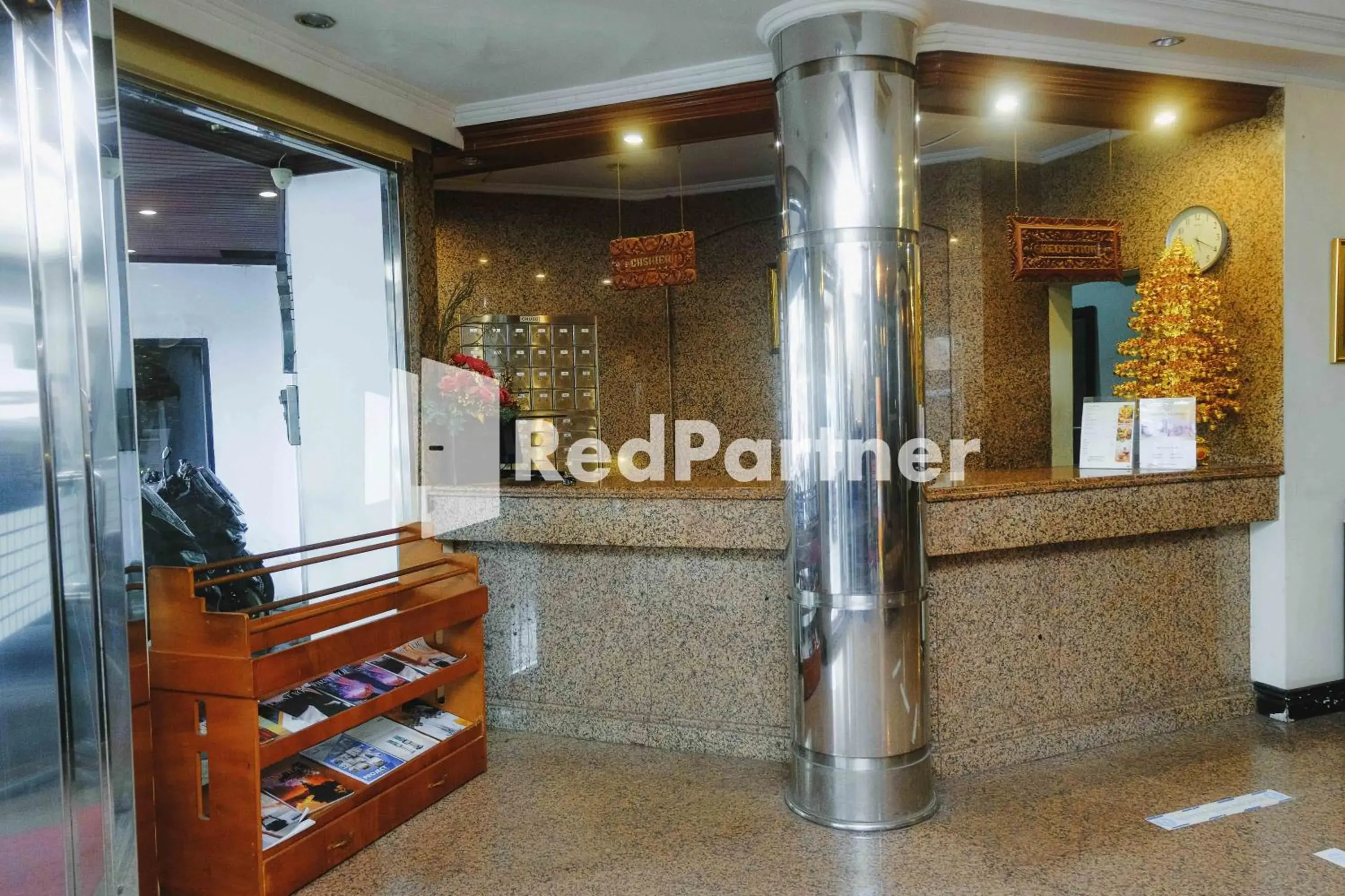 Facade/entrance in Hotel Yasmin Makassar RedPartner