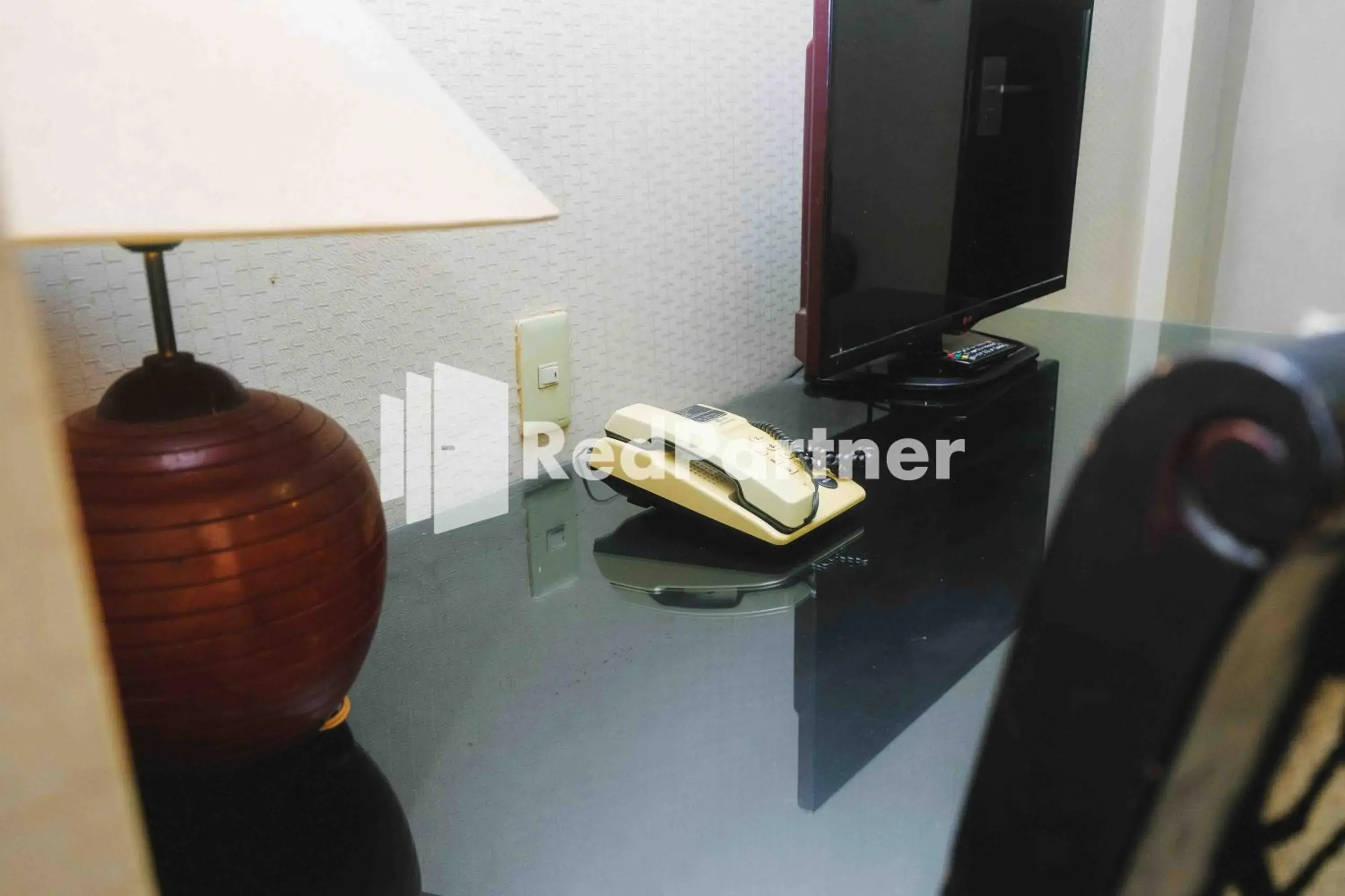 Property building, TV/Entertainment Center in Hotel Yasmin Makassar RedPartner