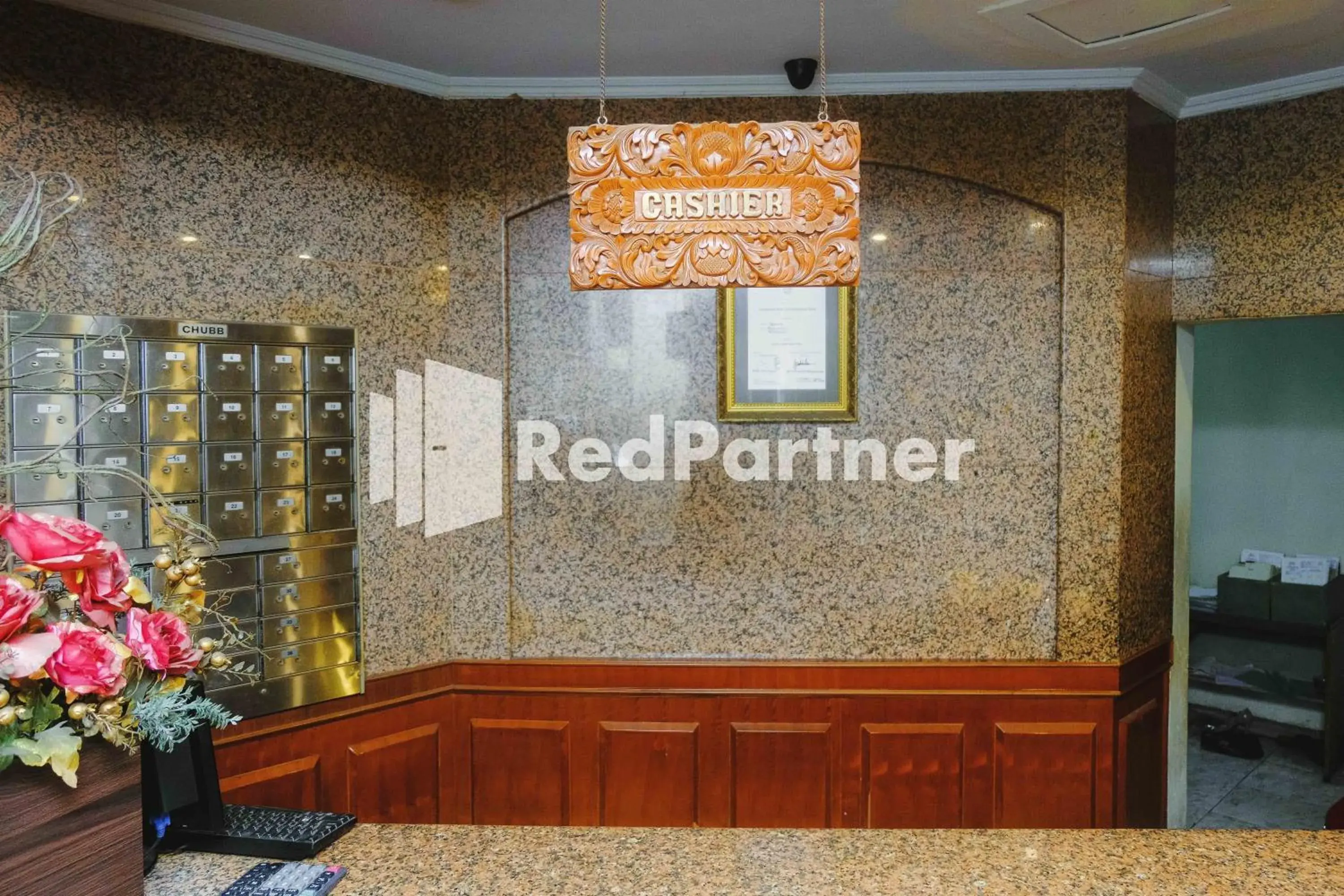 Lobby or reception, Property Logo/Sign in Hotel Yasmin Makassar RedPartner