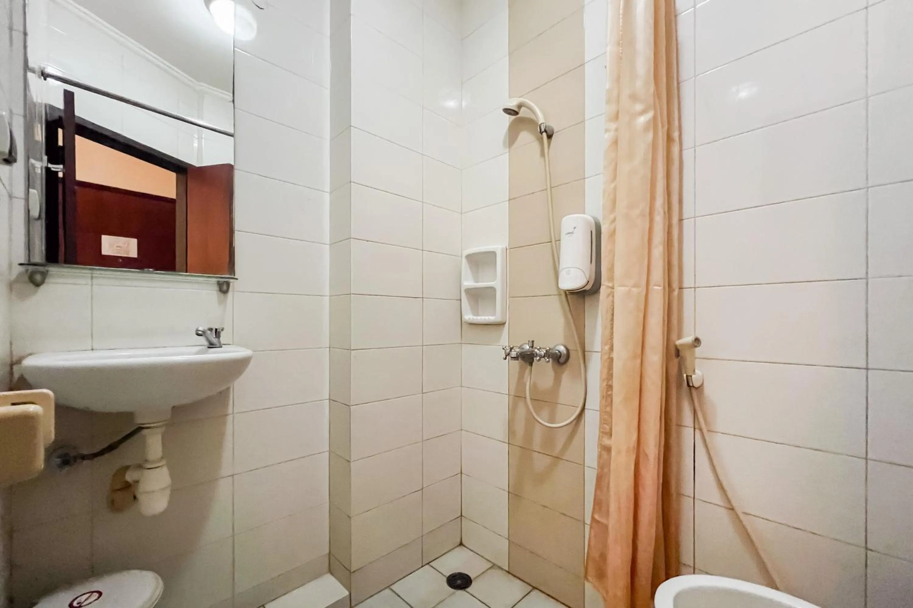 Bathroom in Urbanview Hotel Yasmin Makassar by RedDoorz