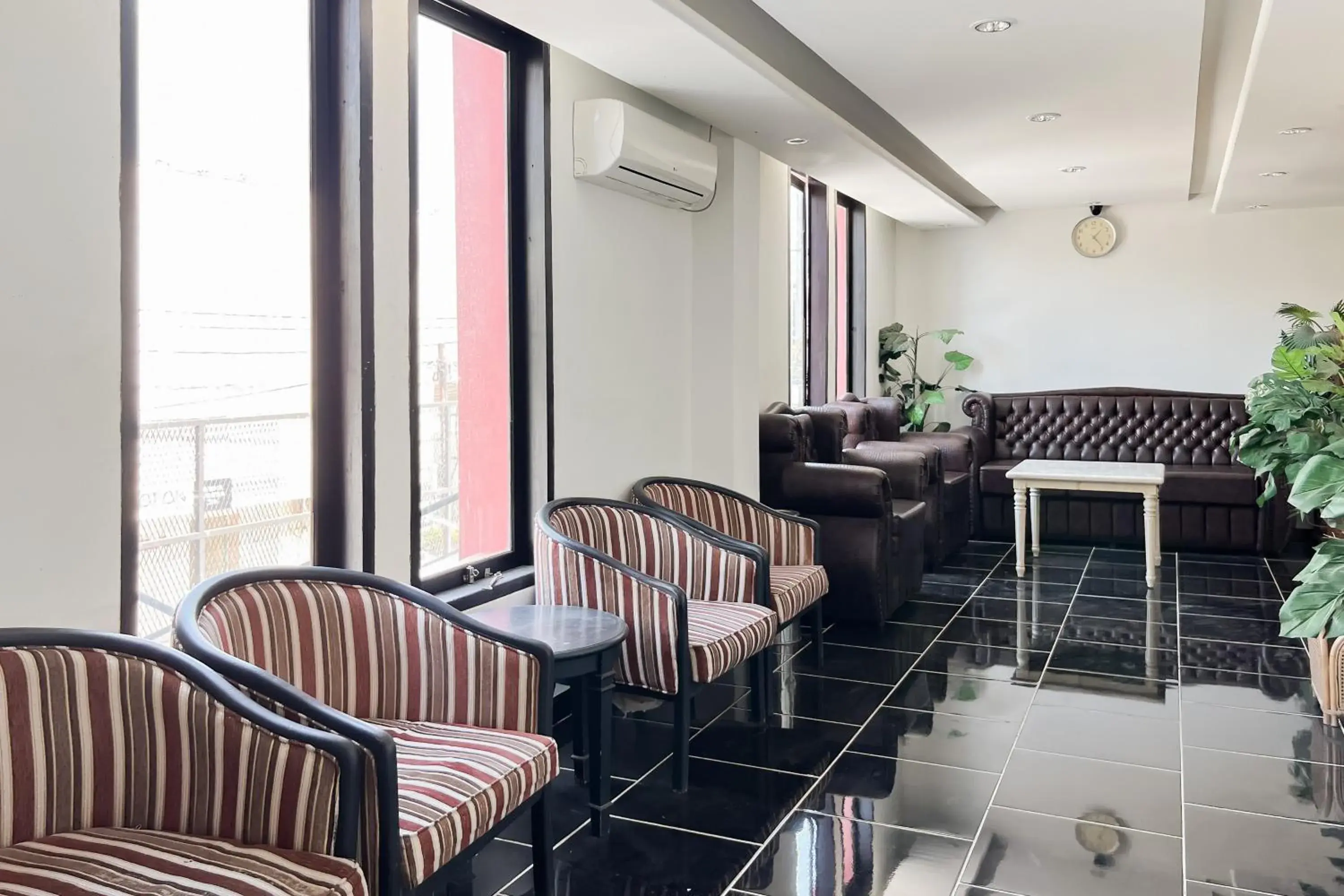 Seating area in Urbanview Hotel Yasmin Makassar by RedDoorz Seating area in Urbanview Hotel Yasmin Makassar by RedDoorz