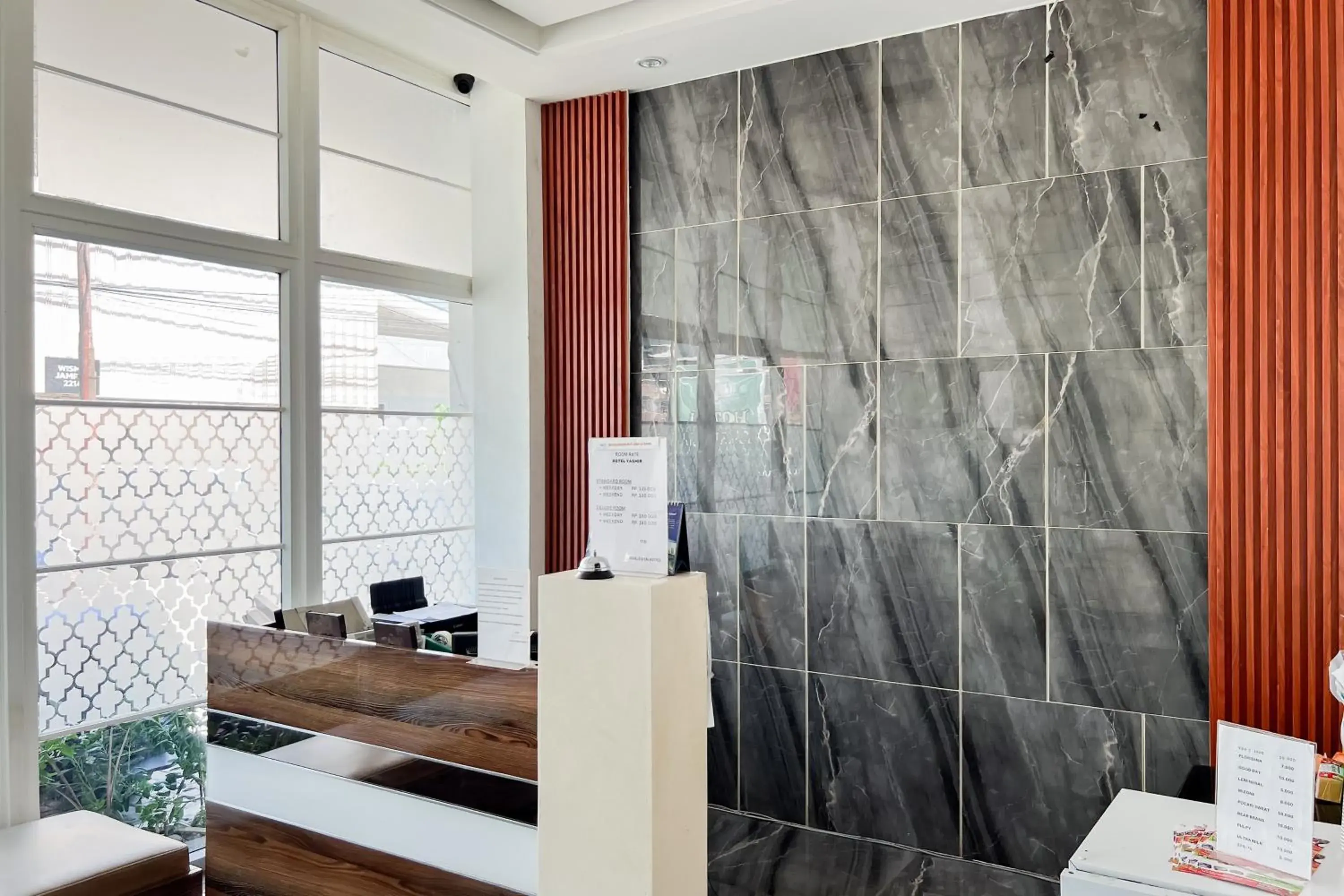 Lobby or reception in Urbanview Hotel Yasmin Makassar by RedDoorz Lobby or reception in Urbanview Hotel Yasmin Makassar by RedDoorz