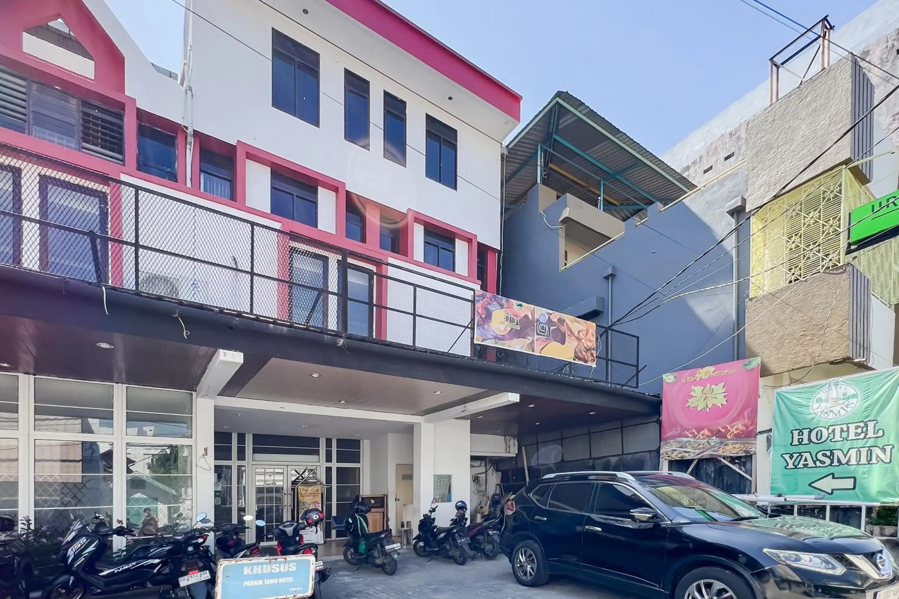 Facade/entrance in Urbanview Hotel Yasmin Makassar by RedDoorz Facade/entrance in Urbanview Hotel Yasmin Makassar by RedDoorz