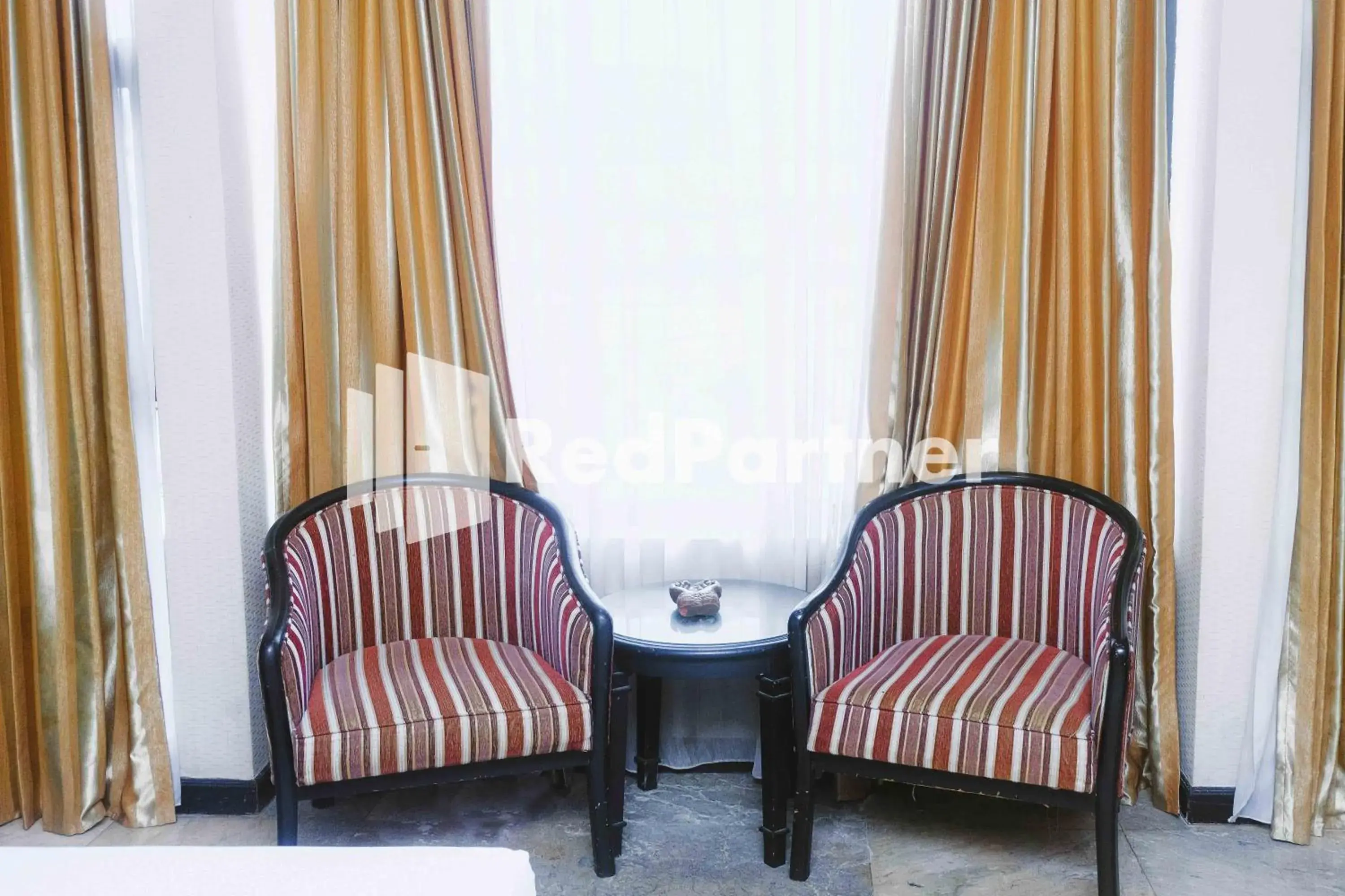 Bedroom, Seating Area in Hotel Yasmin Makassar RedPartner
