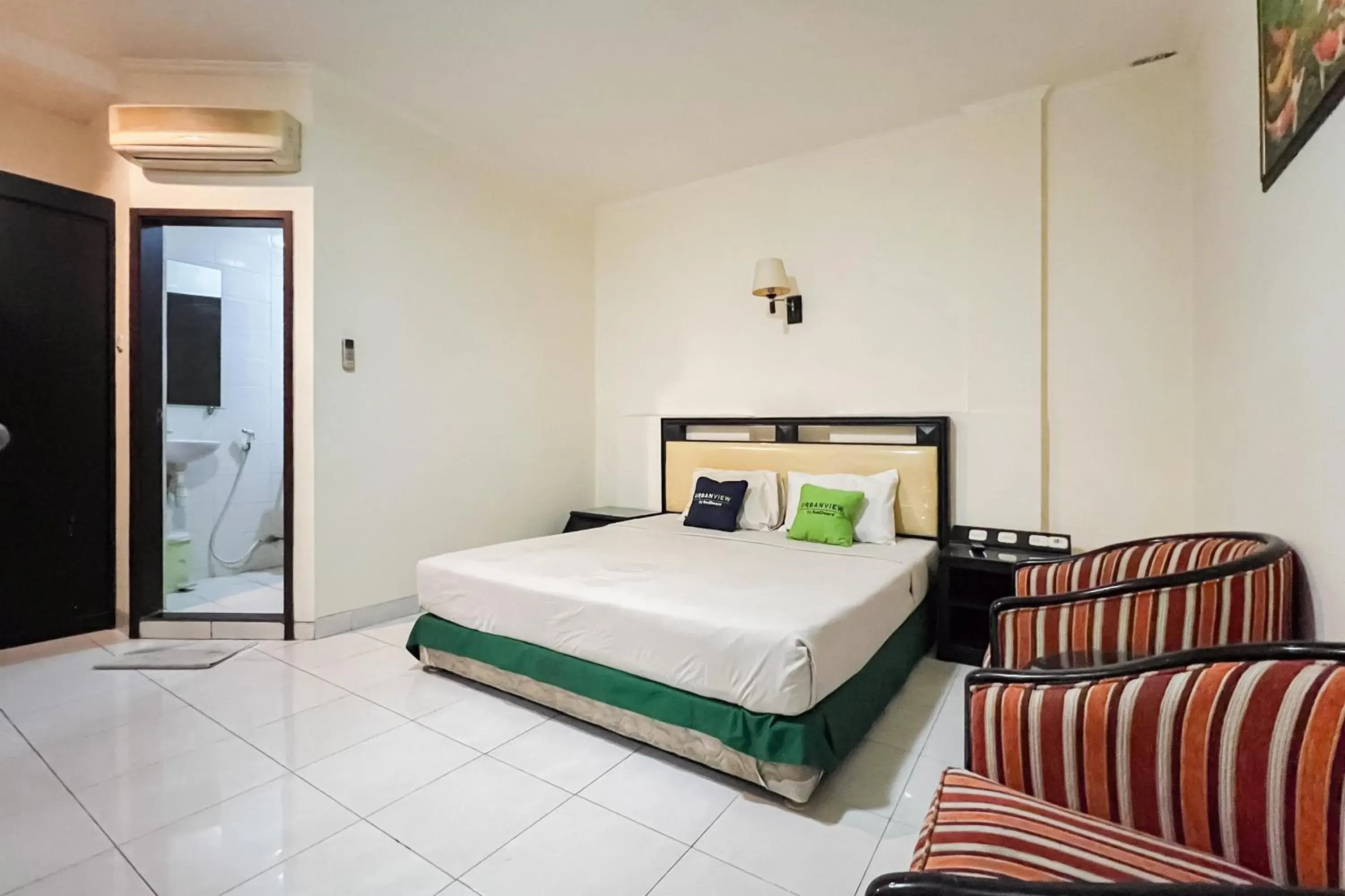 Deluxe Double Room in Urbanview Hotel Yasmin Makassar by RedDoorz Deluxe Double Room in Urbanview Hotel Yasmin Makassar by RedDoorz